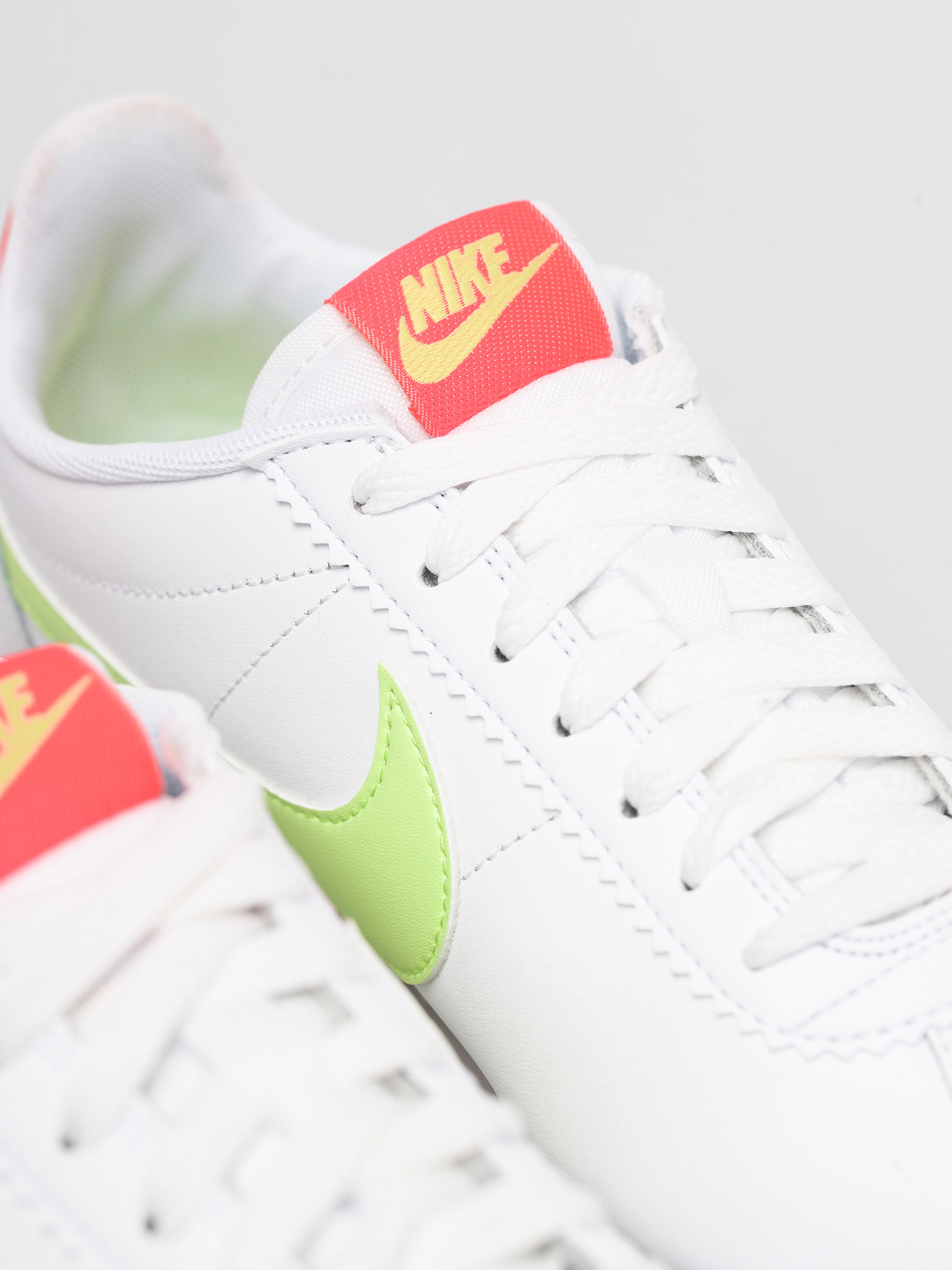 Nike Classic Cortez Wmn Cipők (white/barely volt flash crimson)