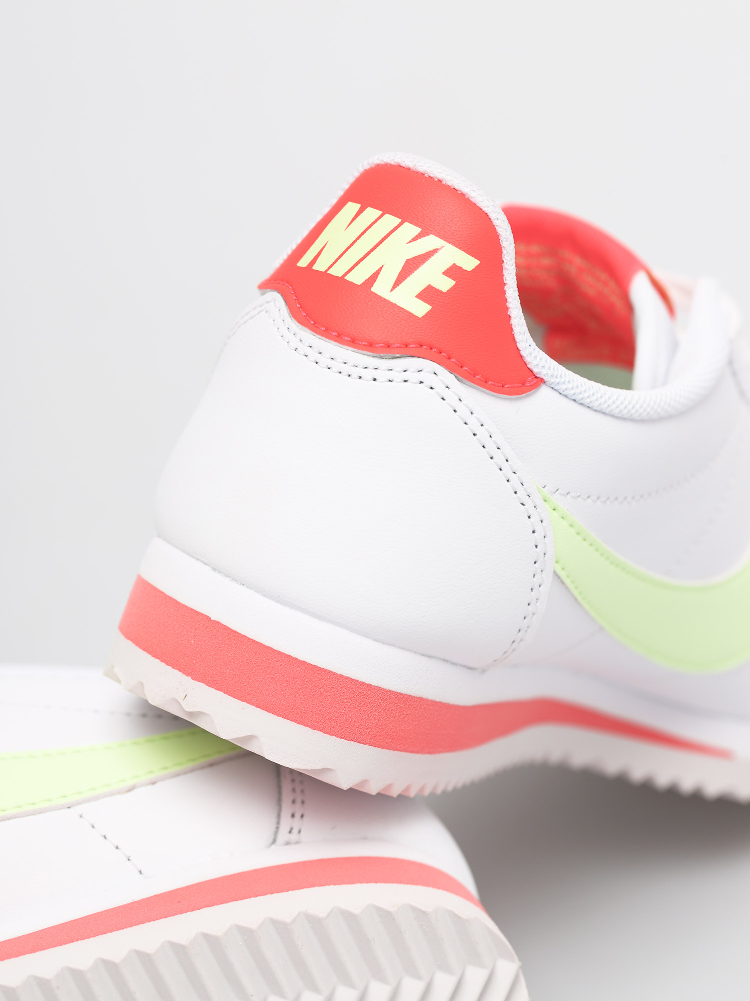 Nike Classic Cortez Wmn Cipők (white/barely volt flash crimson)