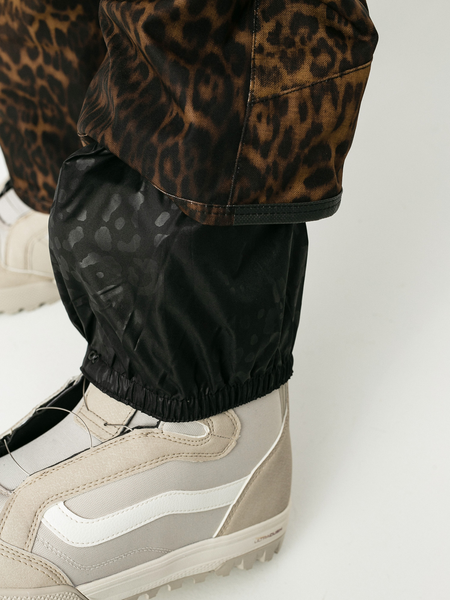 Női Volcom Swift Bib Overall Snowboard nadrág (leopard)