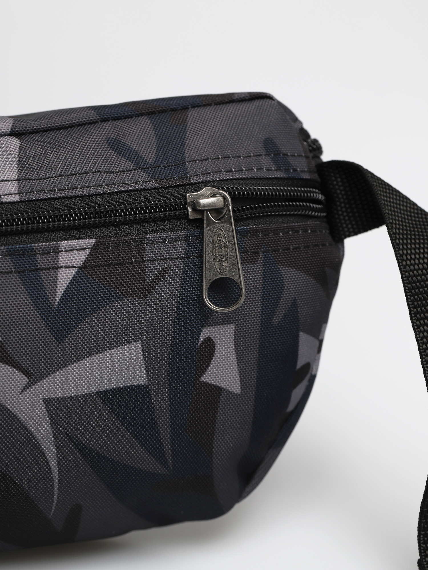 Eastpak Springer Övtáska (leaves dark)