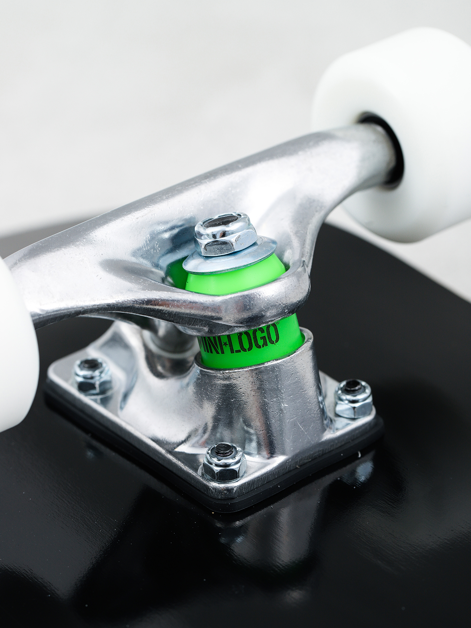 Minilogo C hevron Detonator 15 Komplett gördeszka (solid black)