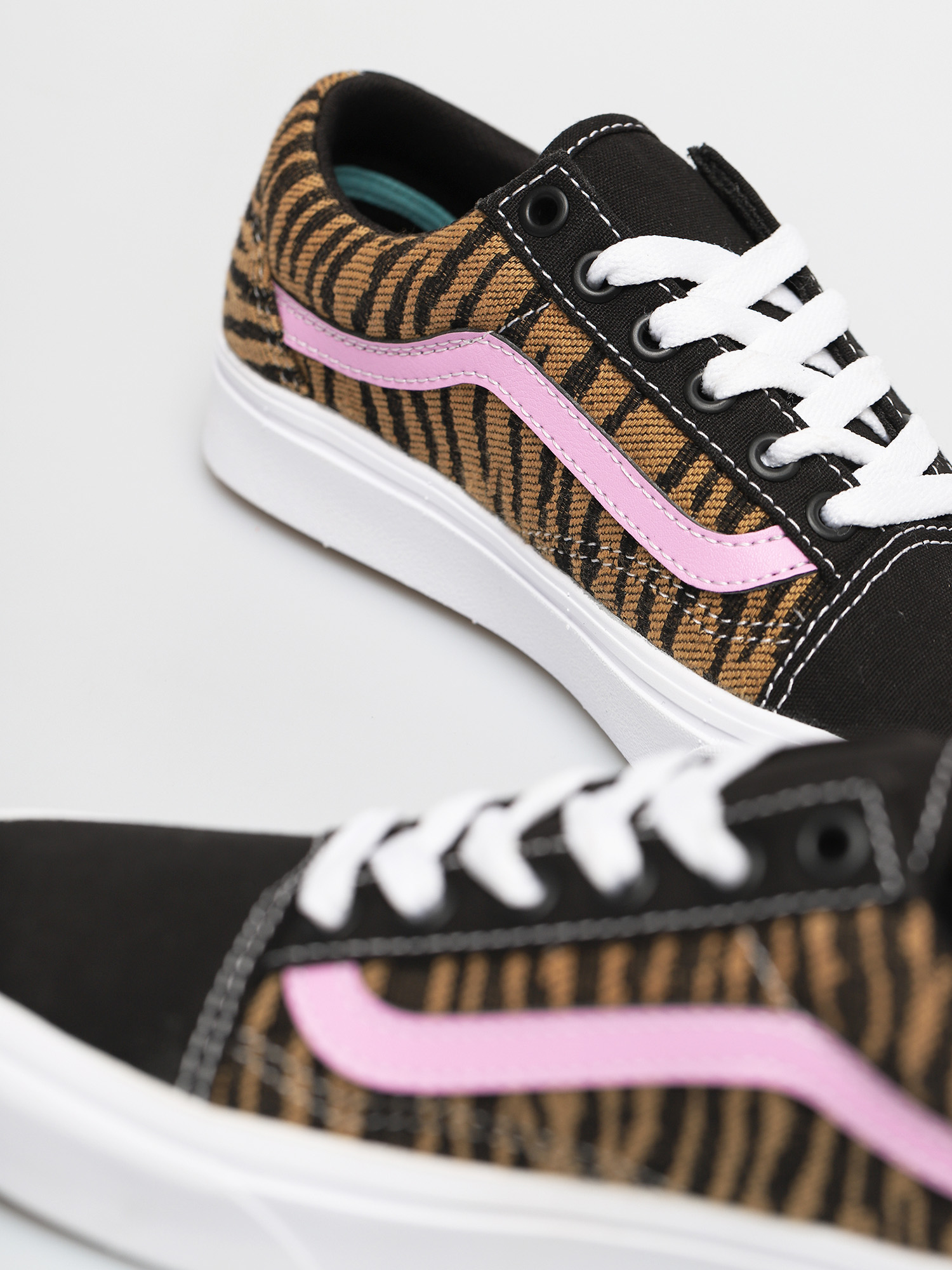 Vans Comfycush Old Skool Cipők (le tigre black/orchid)