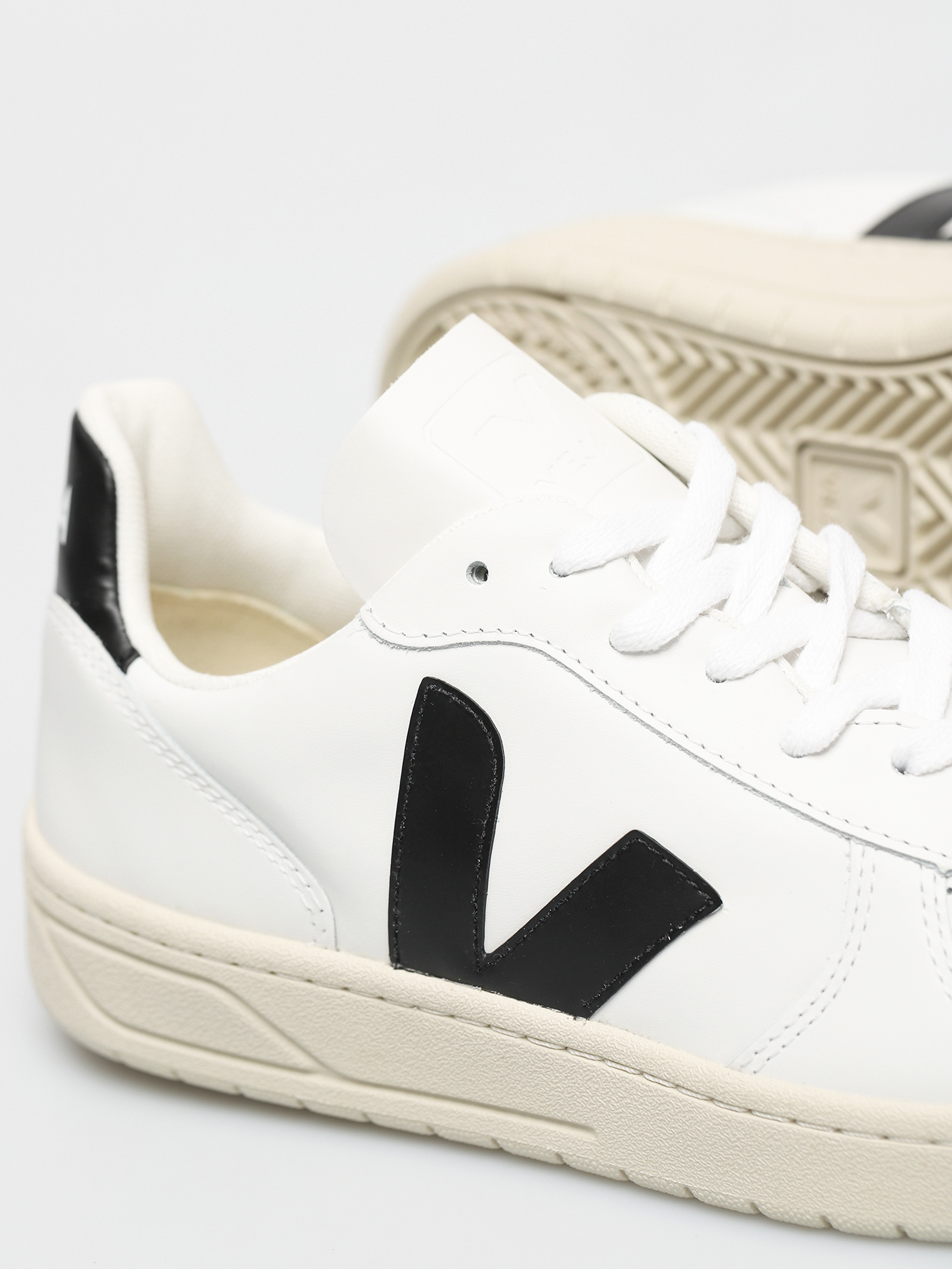 Veja V 10 Cipők (leather extra white black)