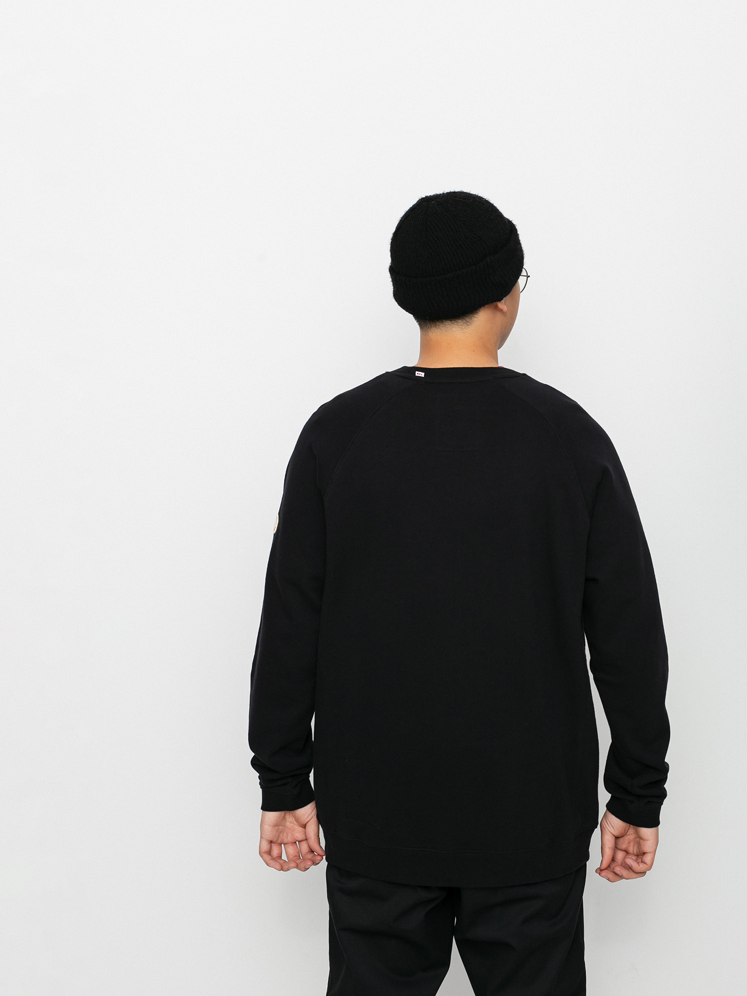 Globe Traveller Crew Pulóver (black)