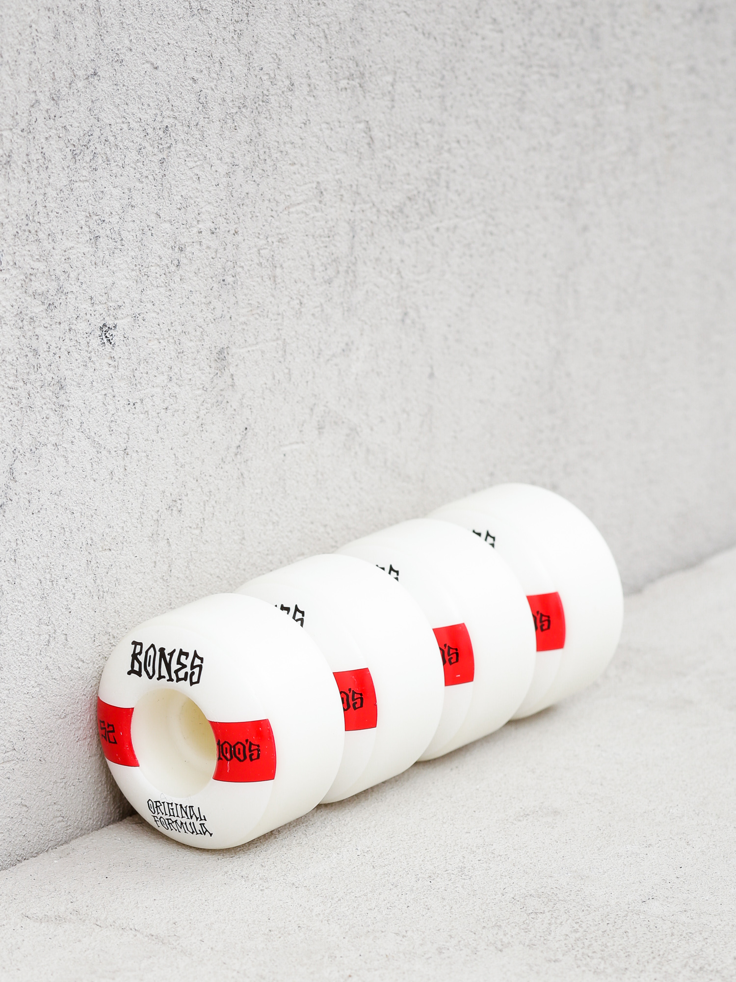 Bones Og Formula V4 Wide 100A Gördeszka kerék (white/red)