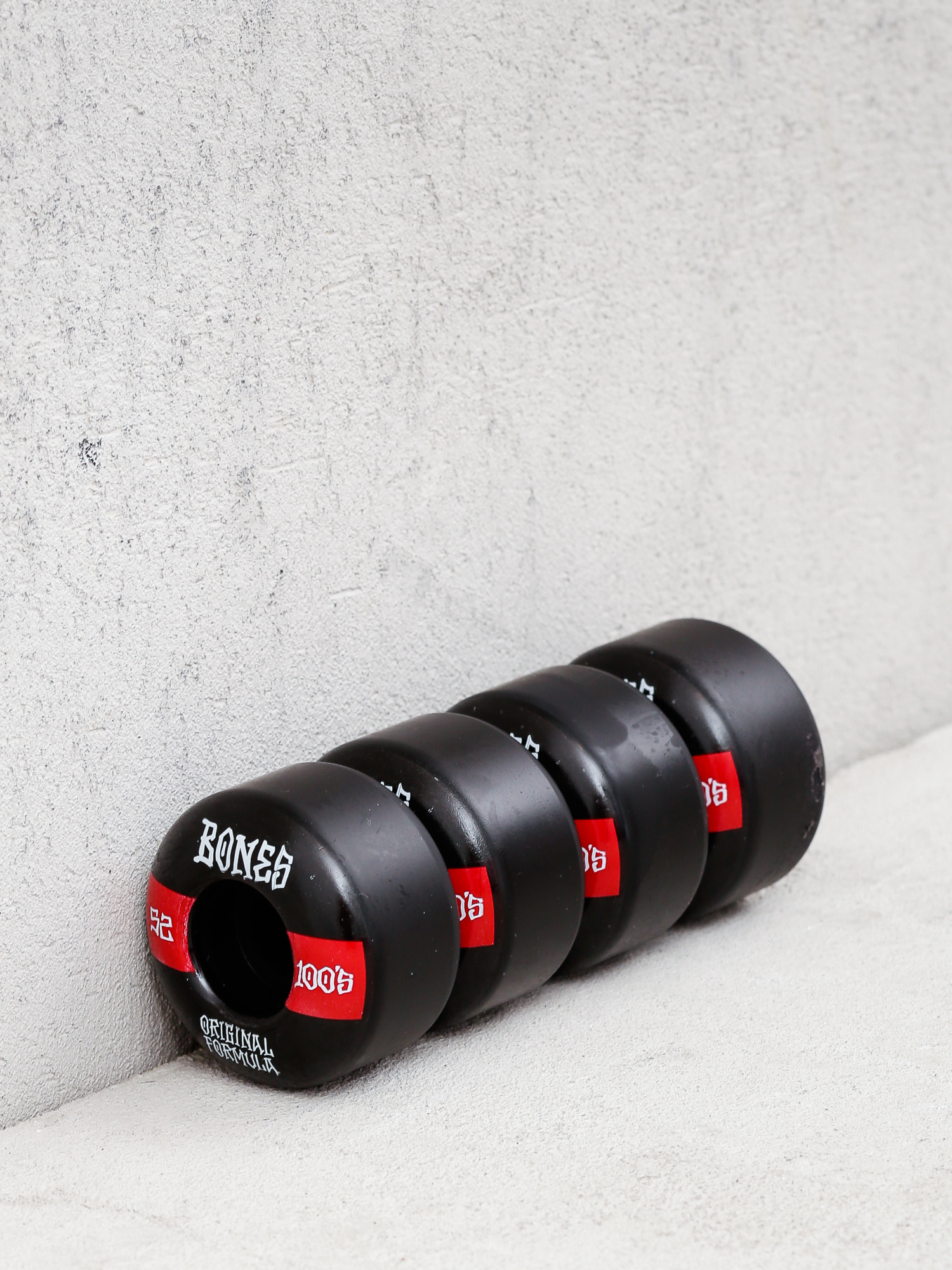 Bones Og Formula V4 Wide 100A Gördeszka kerék (black/red)