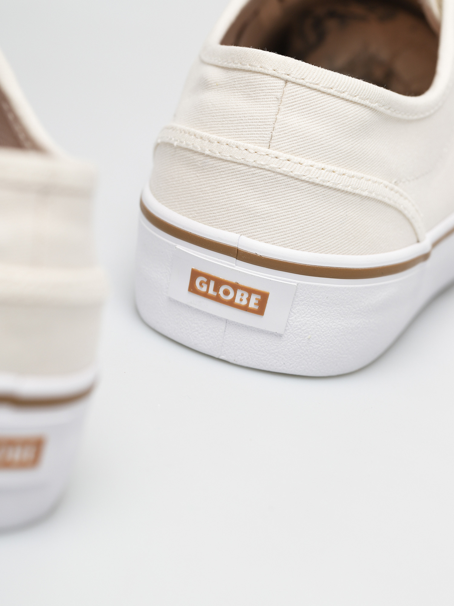 Globe Motley II Cipők (organic white/taj)