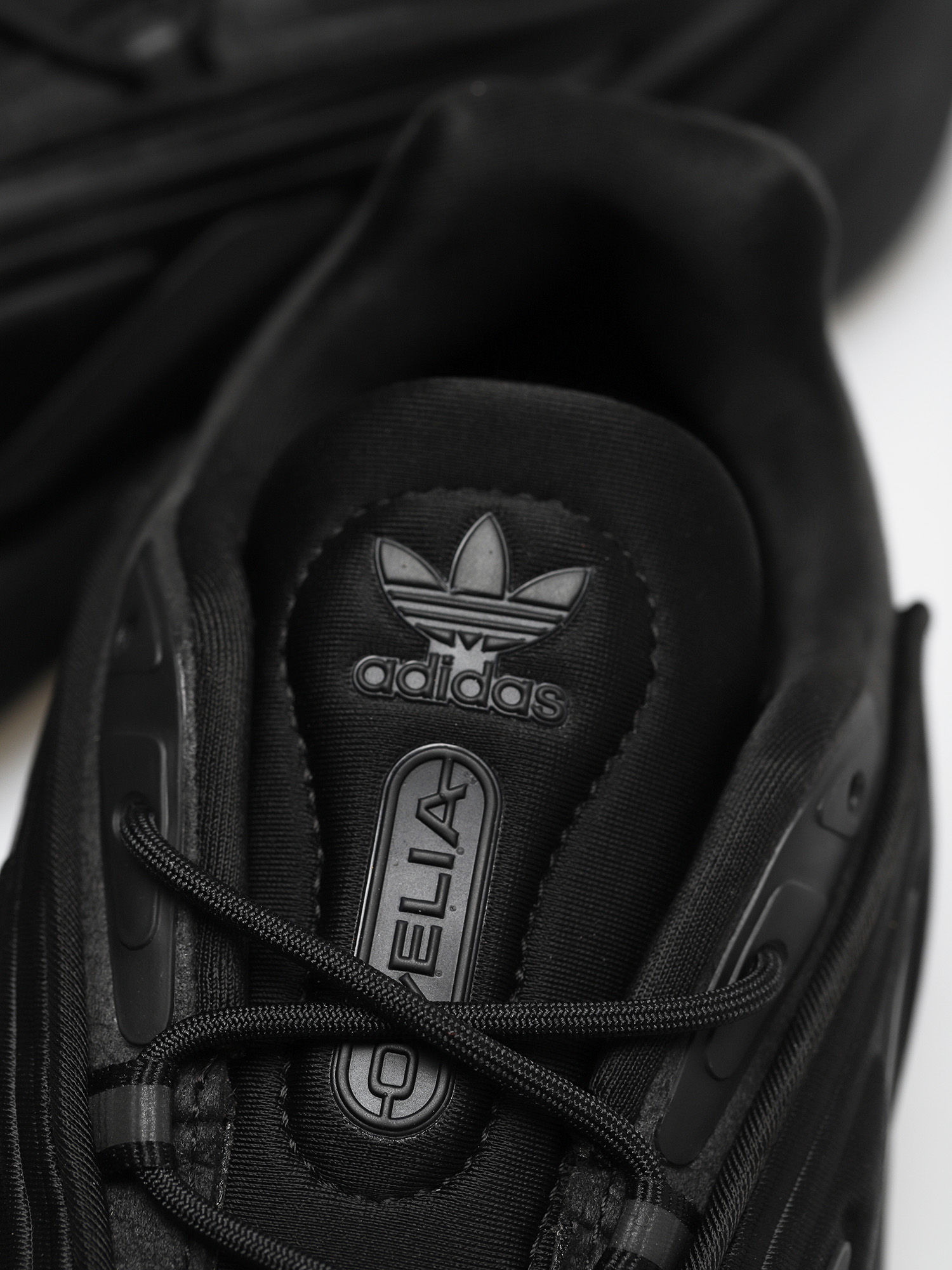 adidas Originals Ozelia Cipők (cblack/cblack/carbon)