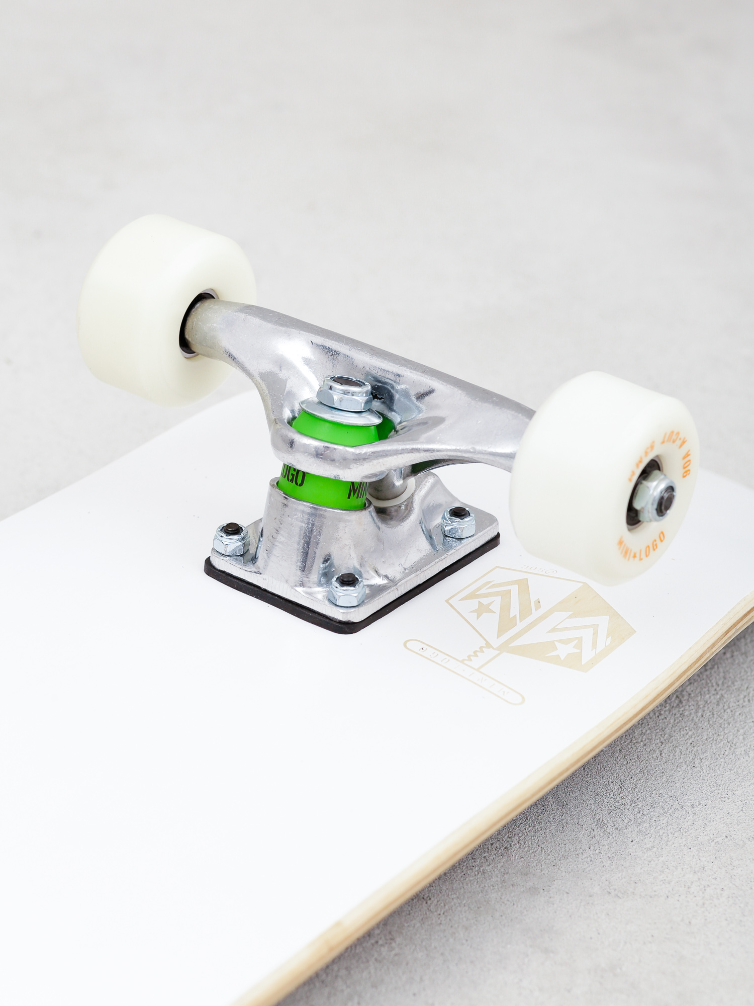 Minilogo Chevron Detonator 15 Komplett gördeszka (solid white)