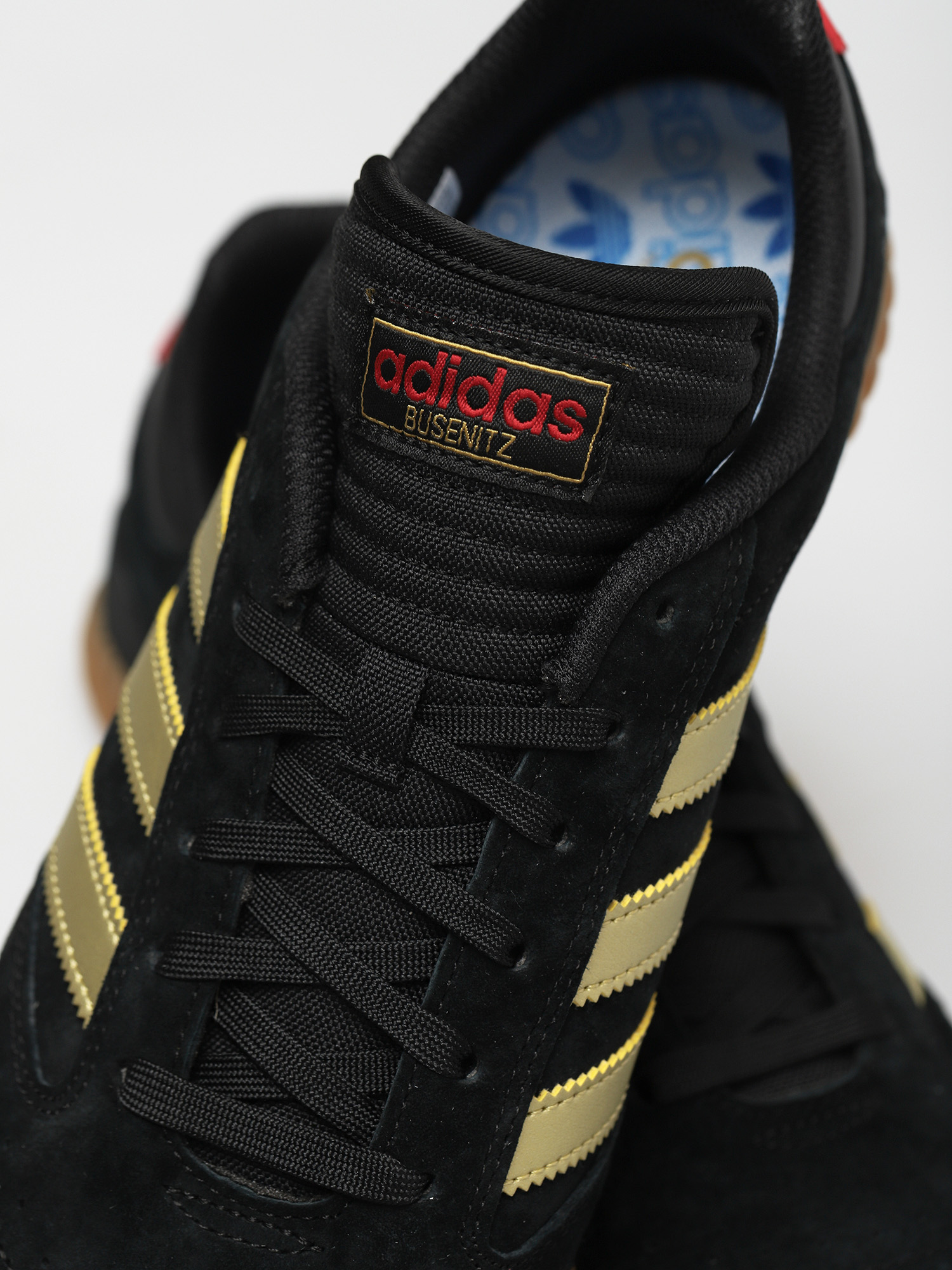 adidas Busenitz Indoor Super Cipők (cblack/goldmt/scarle)