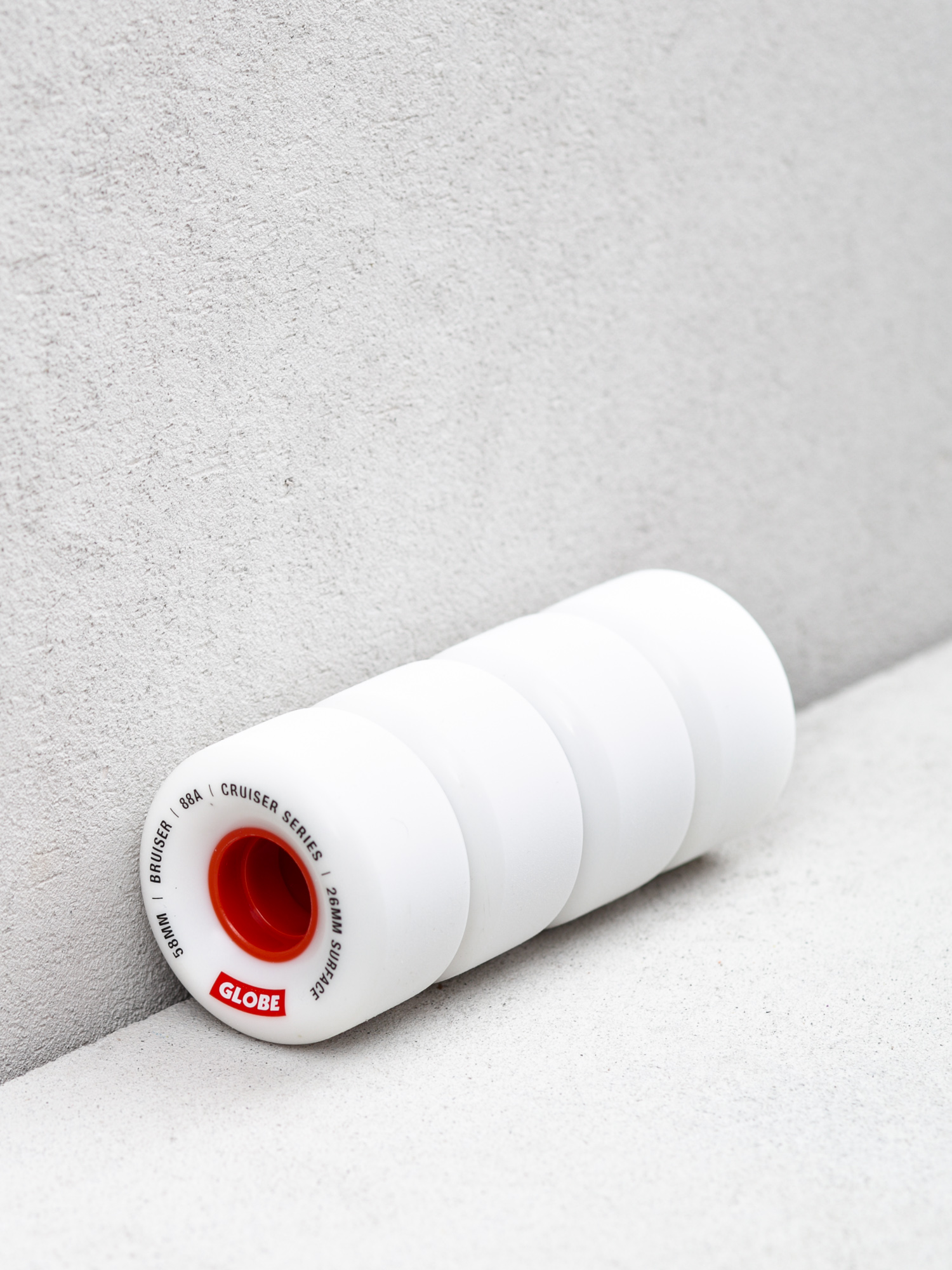 Globe Bruiser Gördeszka kerék (white/red)