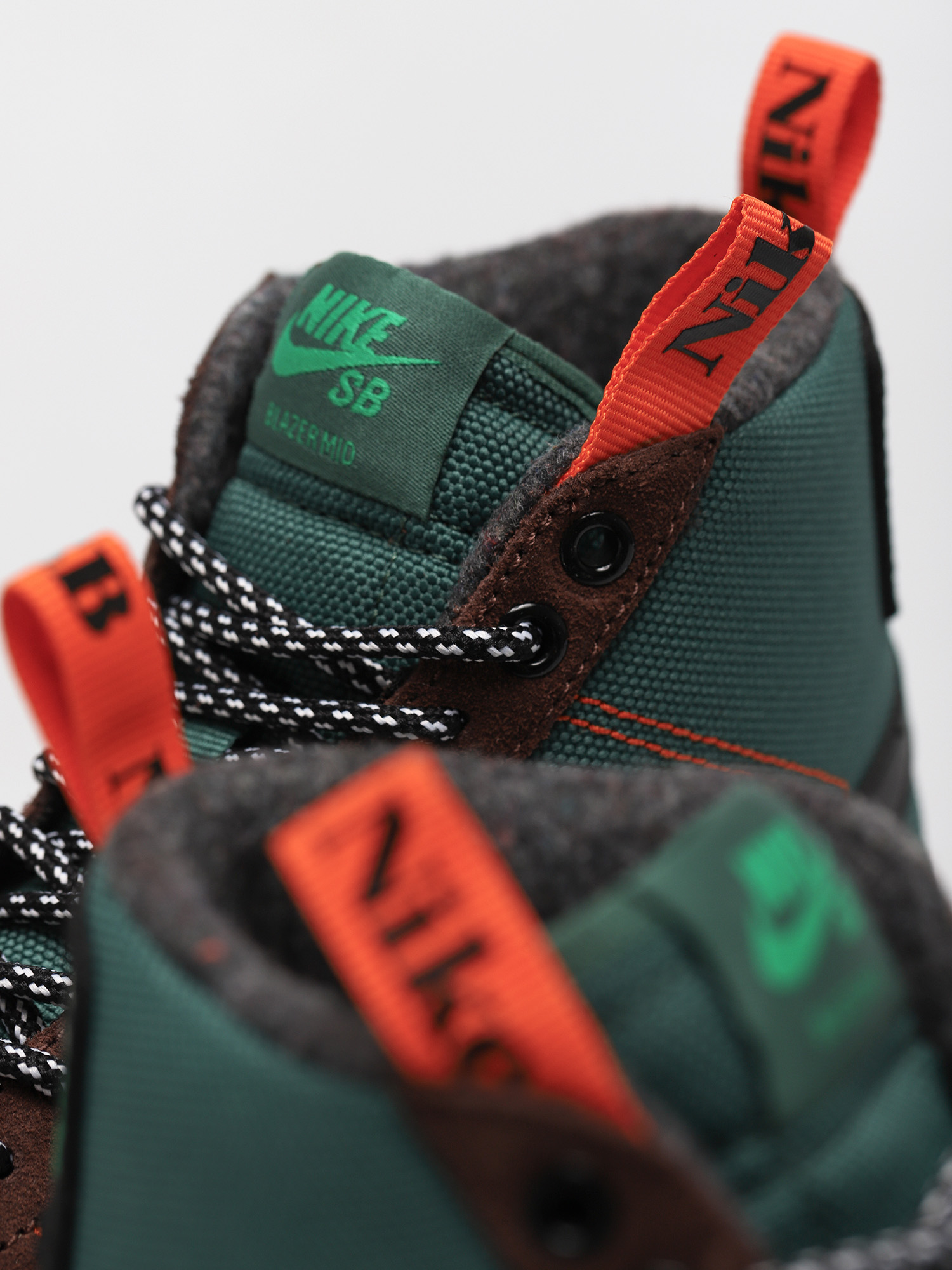 Nike SB Zoom Blazer Mid Premium Cipők (noble green/black white safety orange)