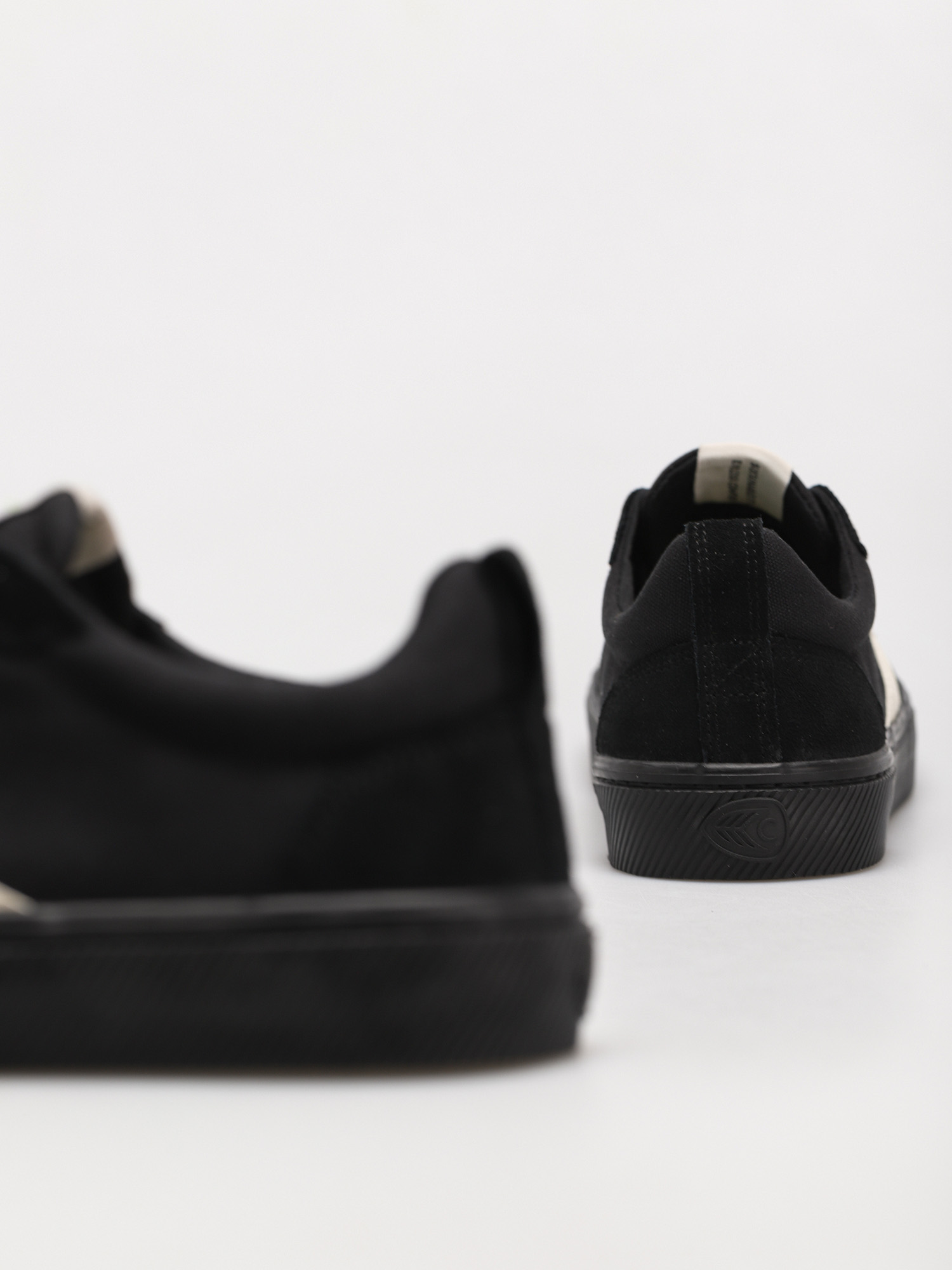 Cariuma Catiba Pro Cipők (all black/ivory logo)