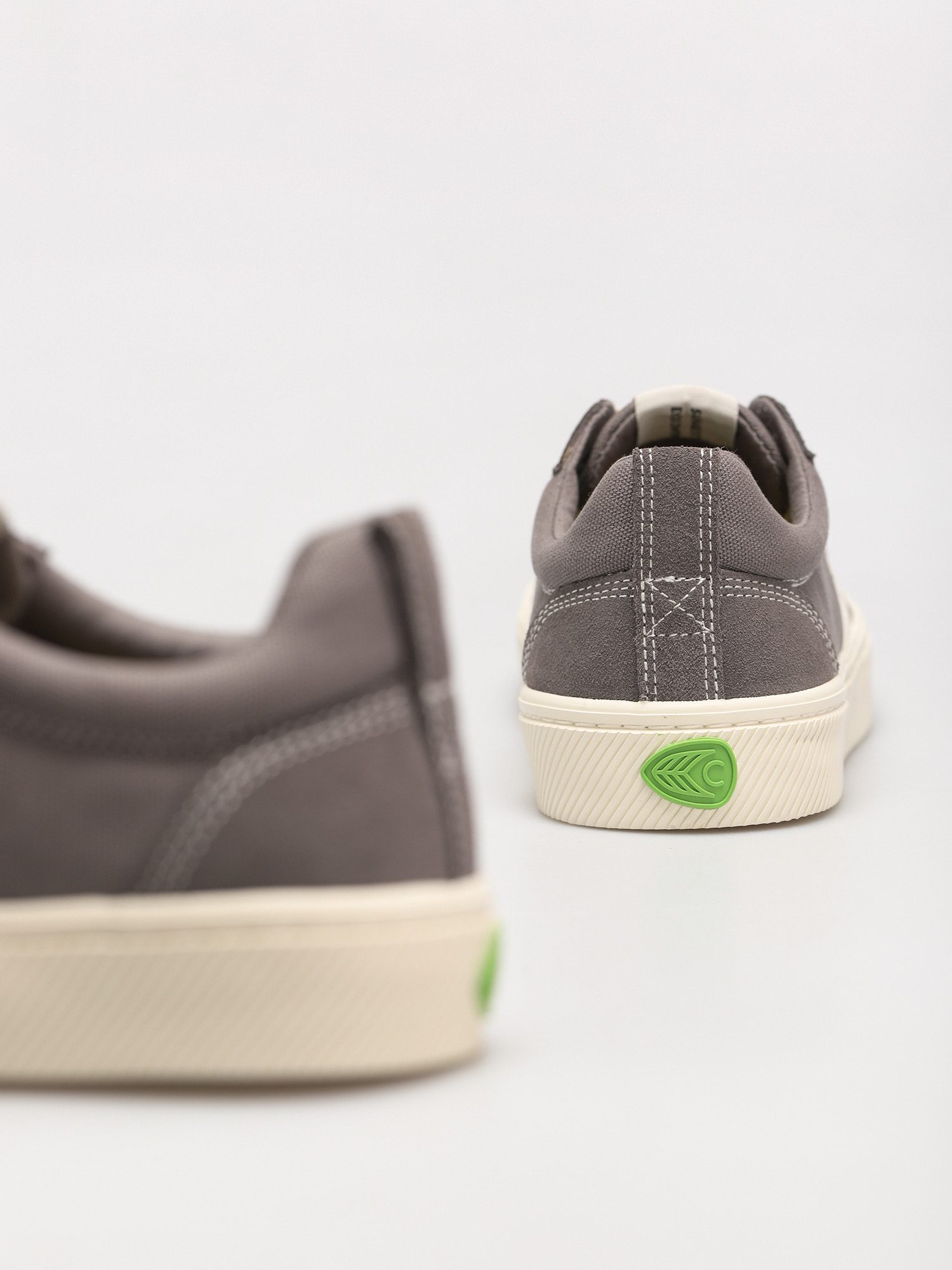 Cariuma Catiba Pro Cipők (charcoal grey/contrast thread ivory logo)