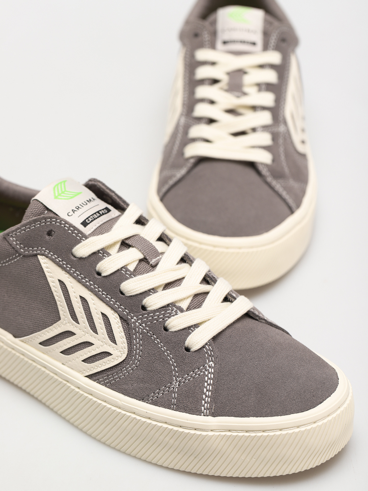 Cariuma Catiba Pro Cipők (charcoal grey/contrast thread ivory logo)