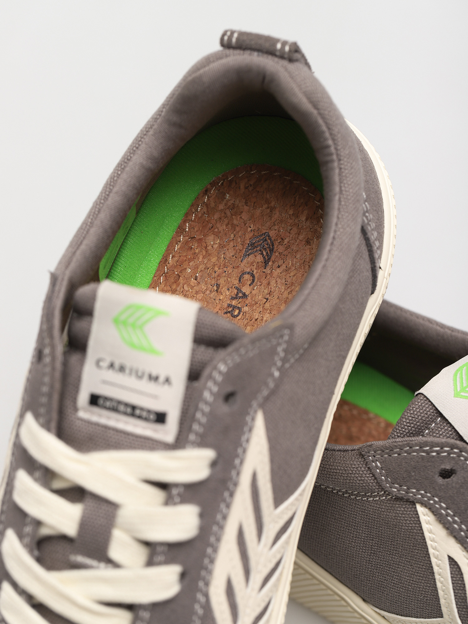 Cariuma Catiba Pro Cipők (charcoal grey/contrast thread ivory logo)