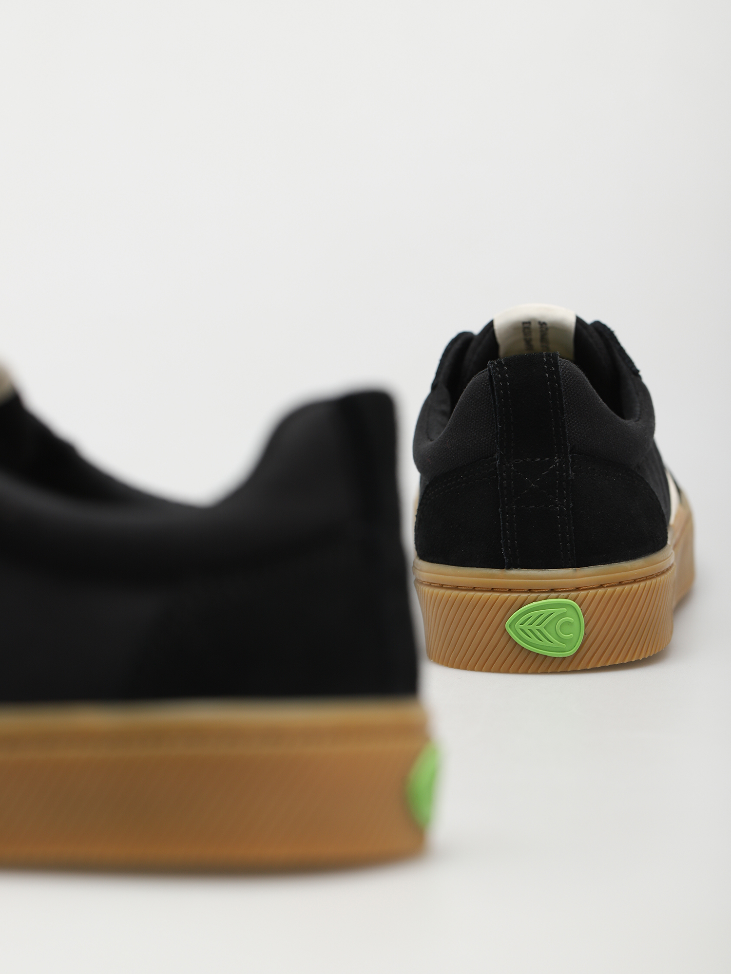 Cariuma Catiba Pro Cipők (gum black/ivory logo)