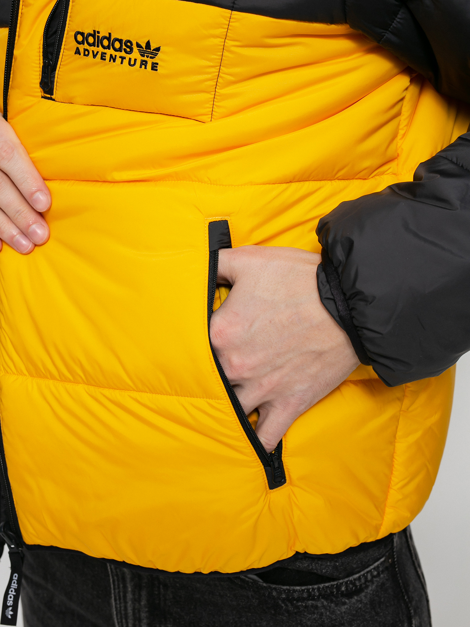 adidas Originals Puffer Dzseki (black/actgol)