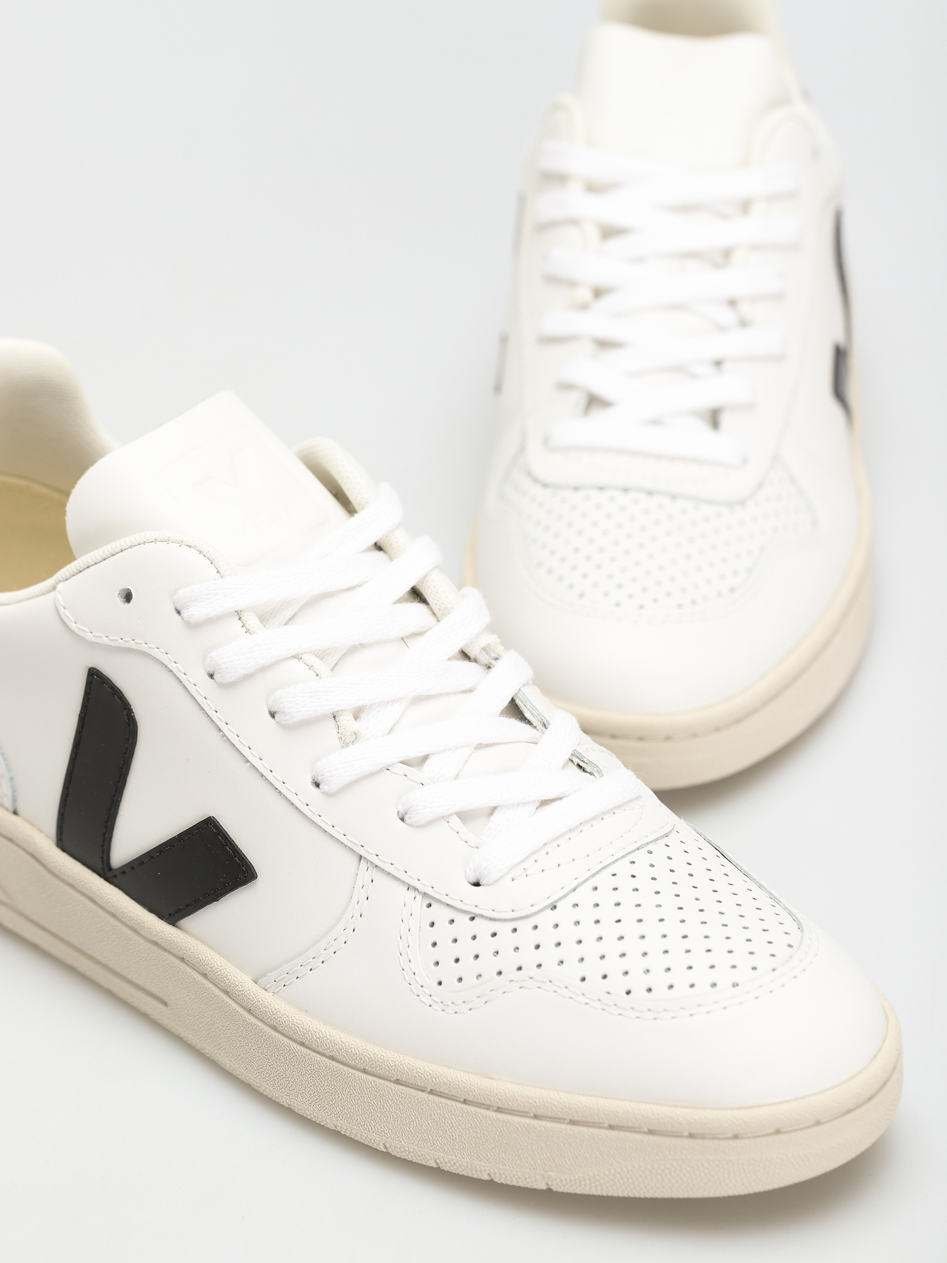 Veja V 10 Cipők (leather extra white black)