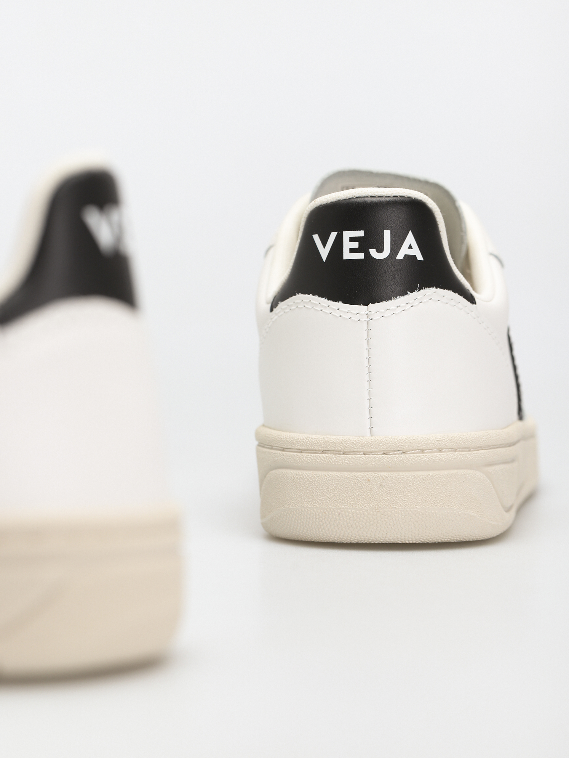 Veja V 10 Cipők (leather extra white black)