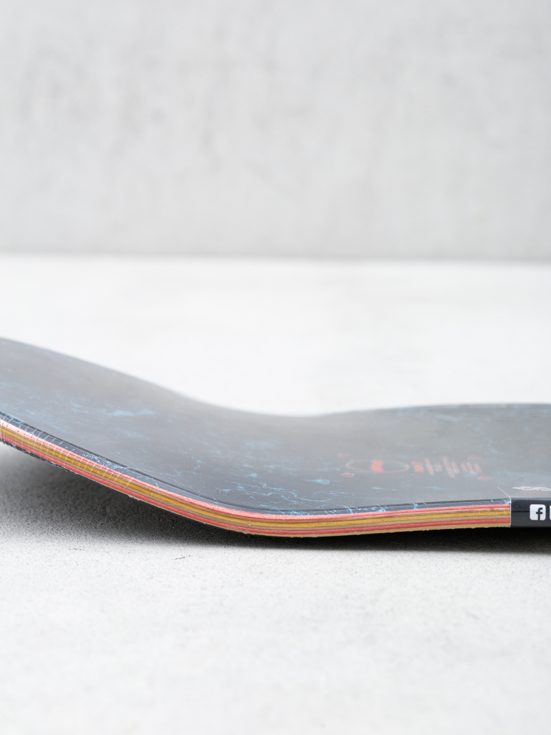 Almost Minimalist R7 Gördeszka lap (black/white)