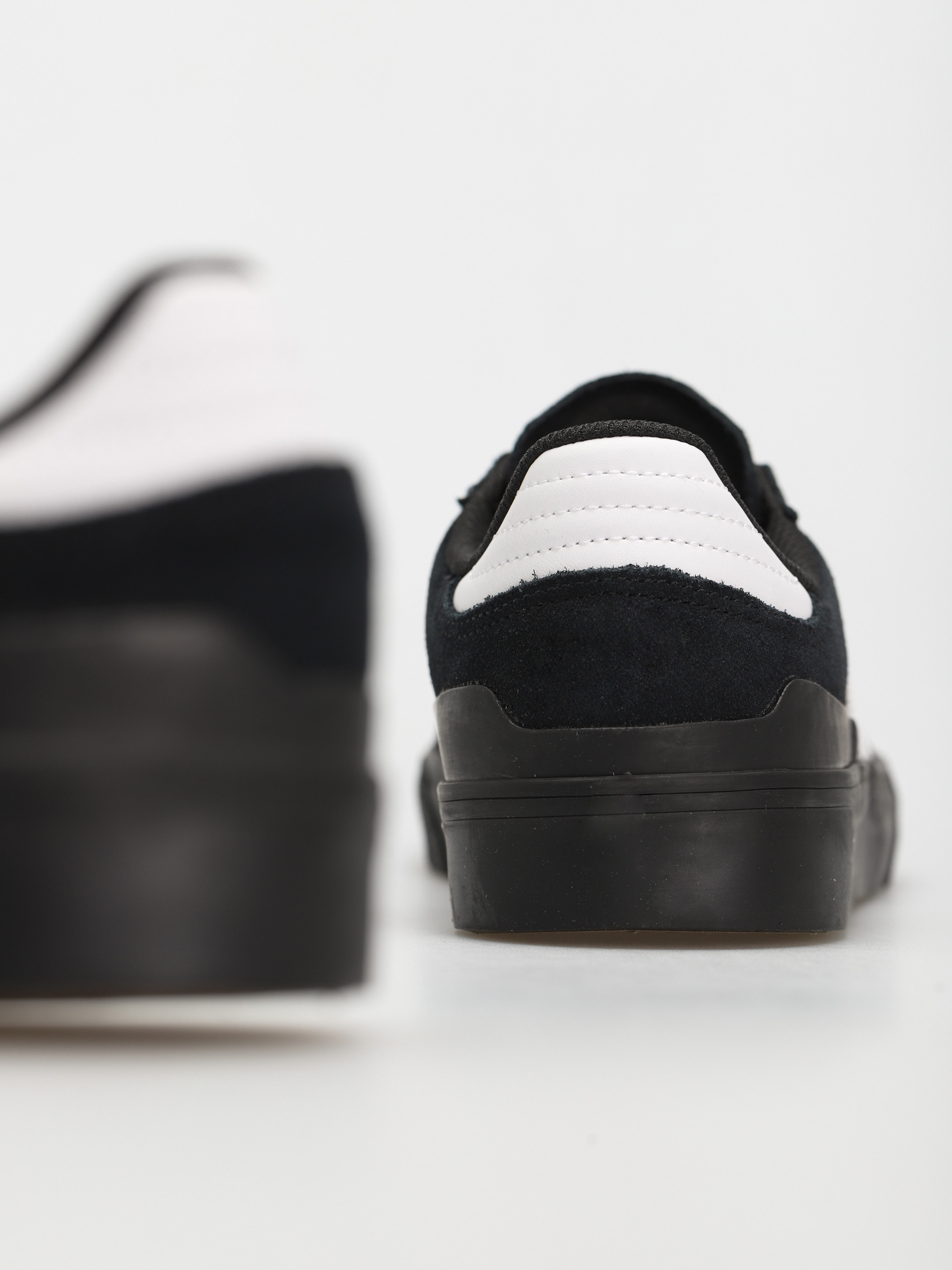 adidas Busenitz Vulc II Cipők (cblack/ftwwht/goldmt)