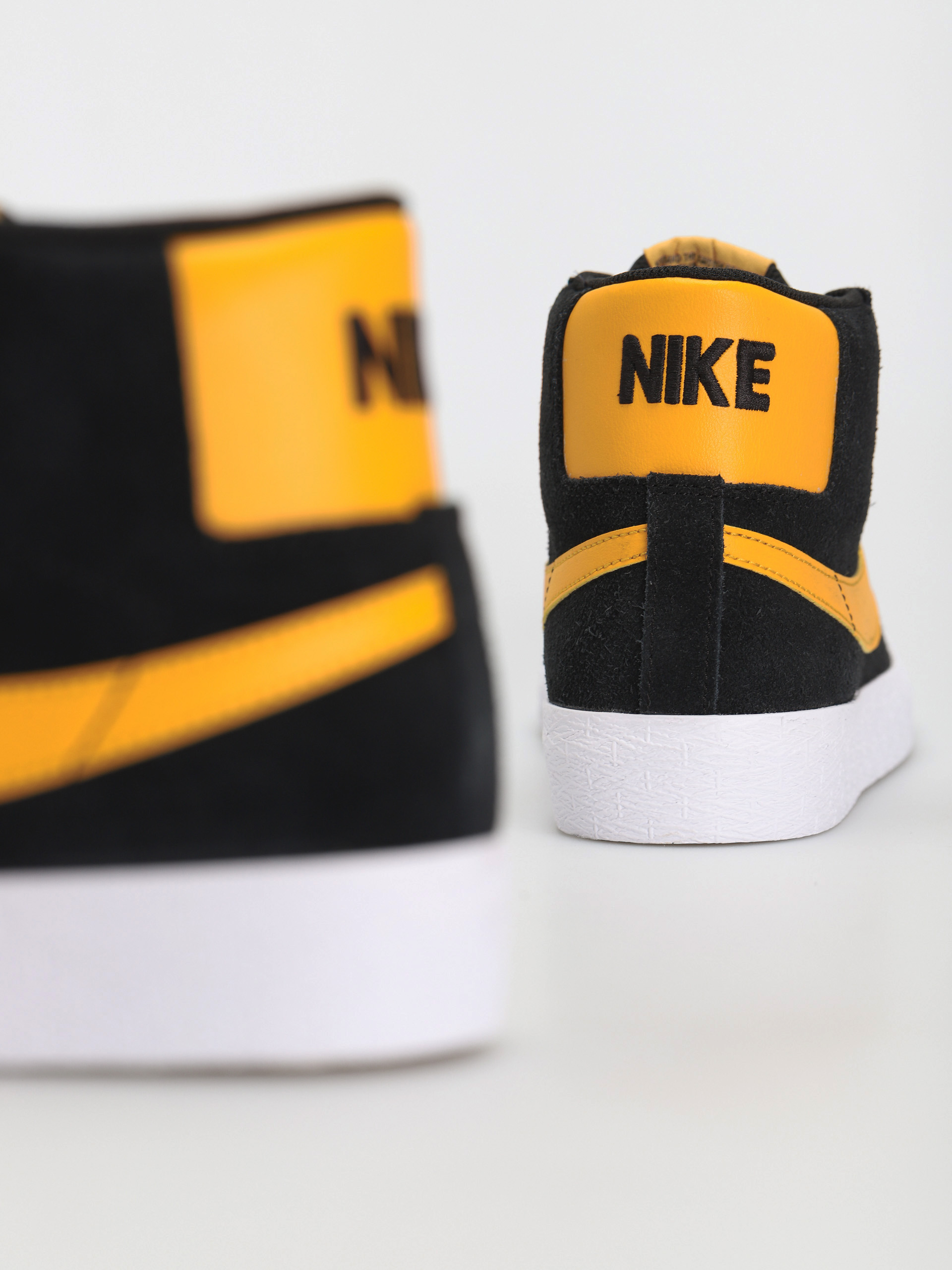 Nike SB Zoom Blazer Mid Cipők (black/university gold black white)