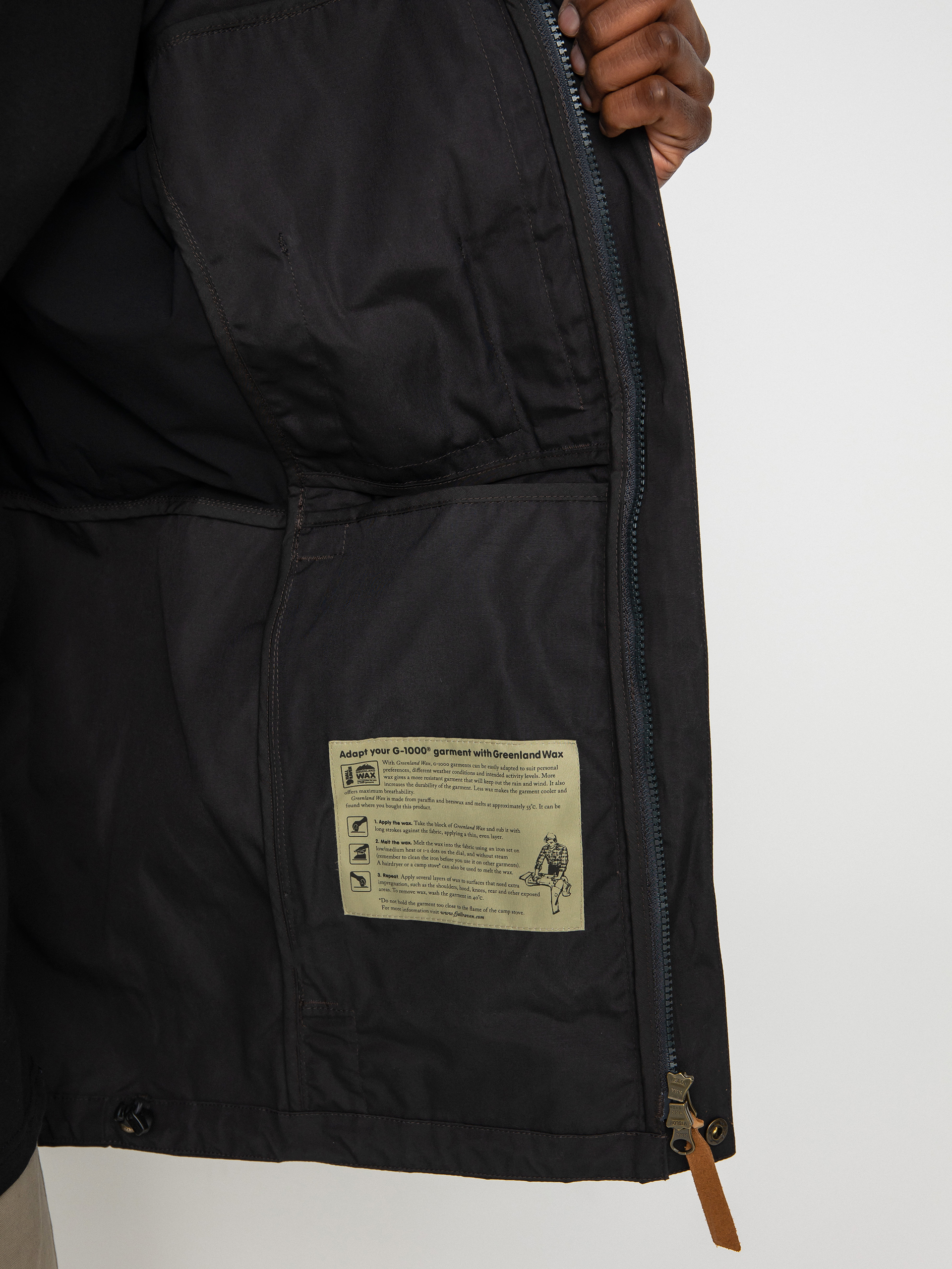 Fjallraven Kaipak Dzseki (dark grey/black)