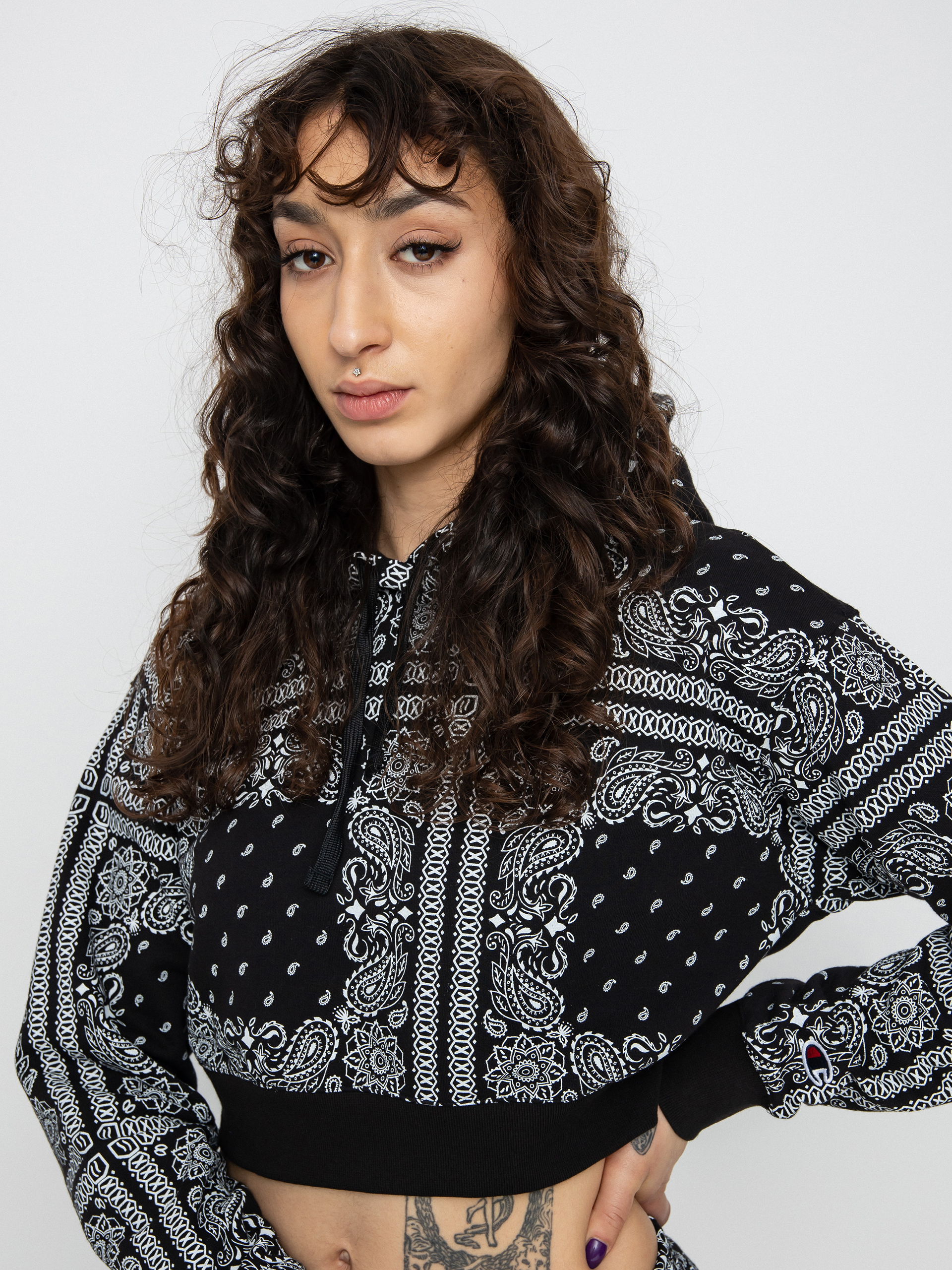 Champion Hooded Crop Top 115121 pulóver Wmn (nbk/allover)