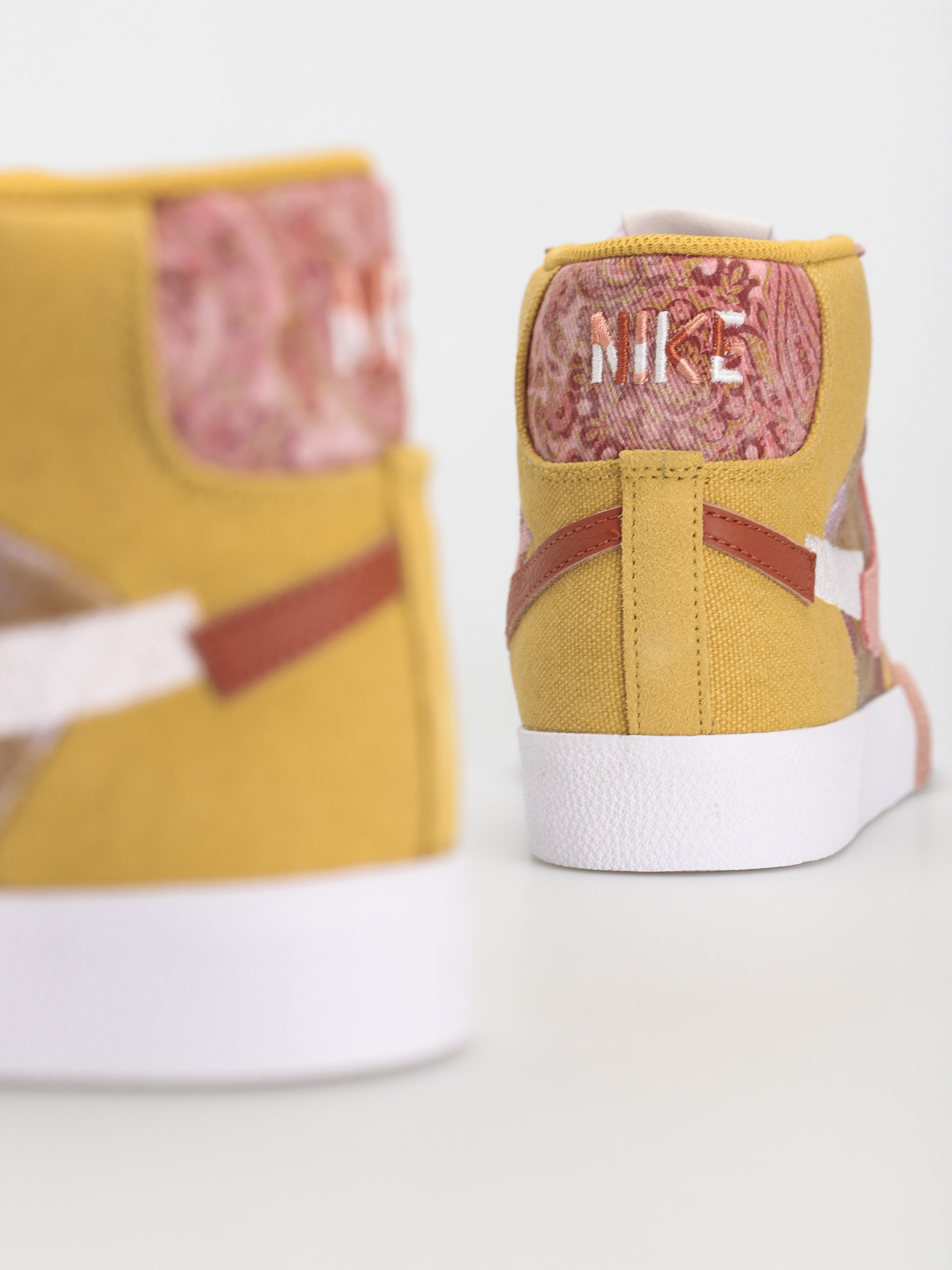 Nike SB Zoom Blazer Mid Premium Cipők (sanded gold/white burnt sunrise)