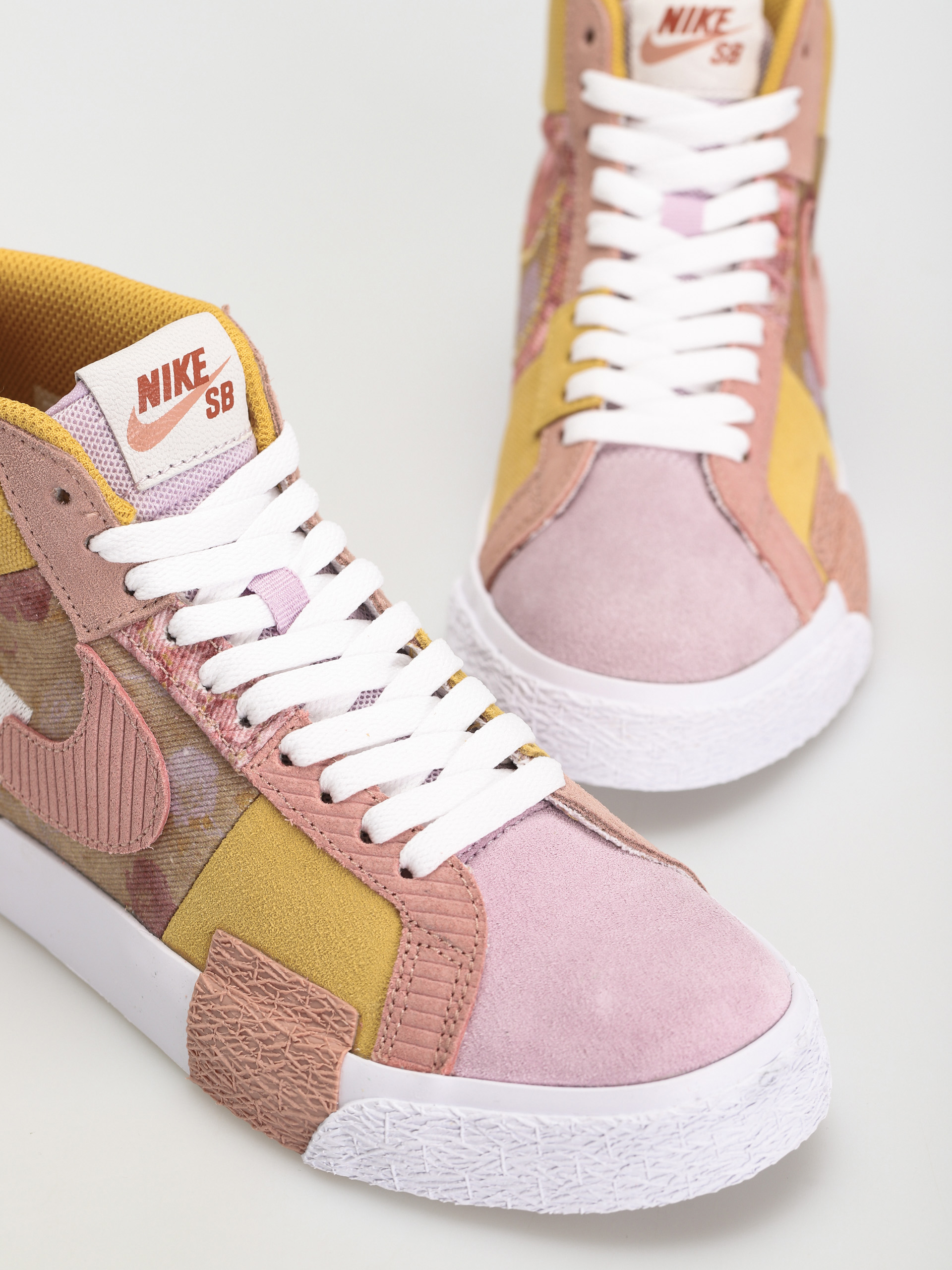 Nike SB Zoom Blazer Mid Premium Cipők (sanded gold/white burnt sunrise)