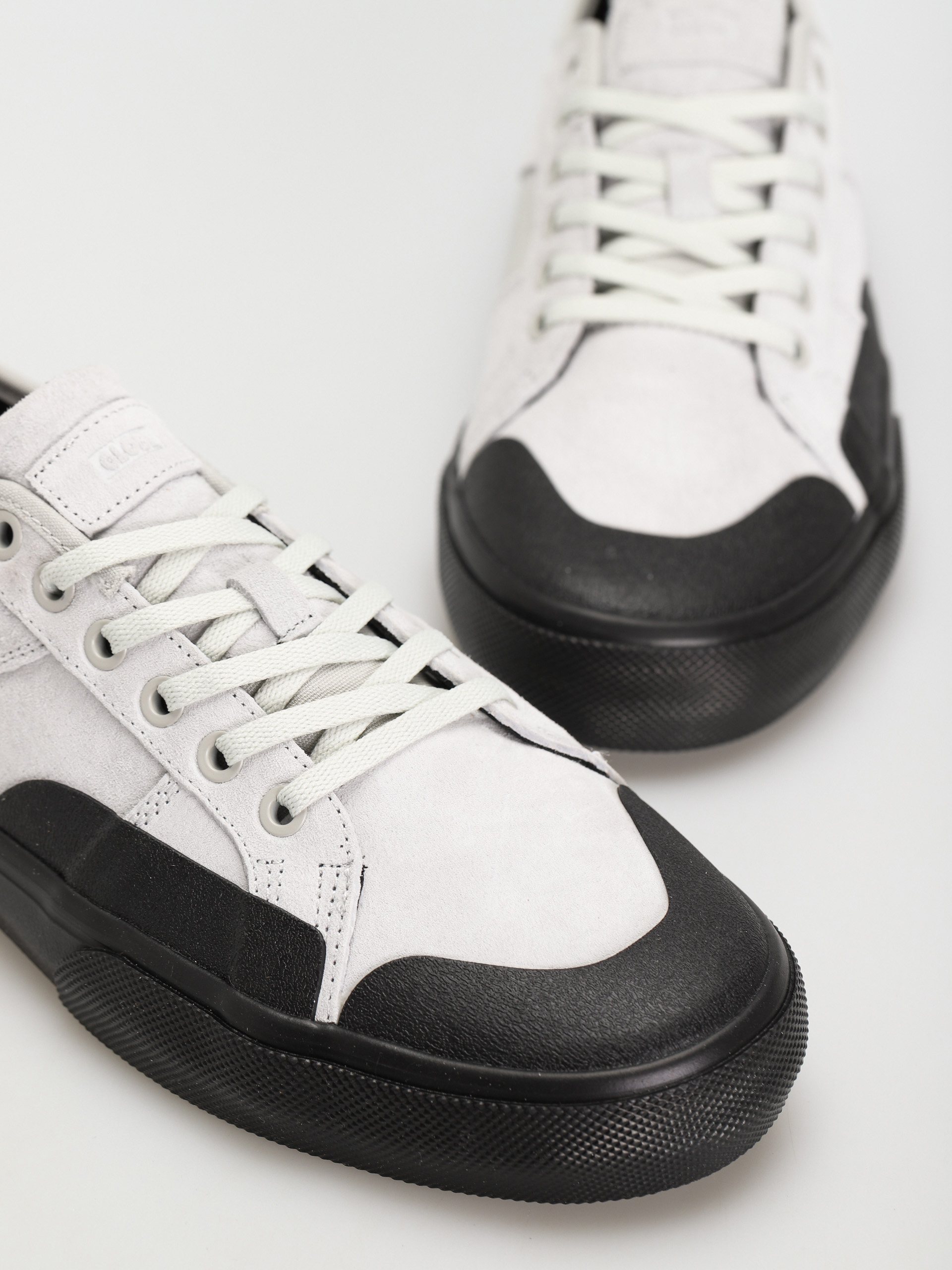 Globe Surplus Cipők (undyed/black)