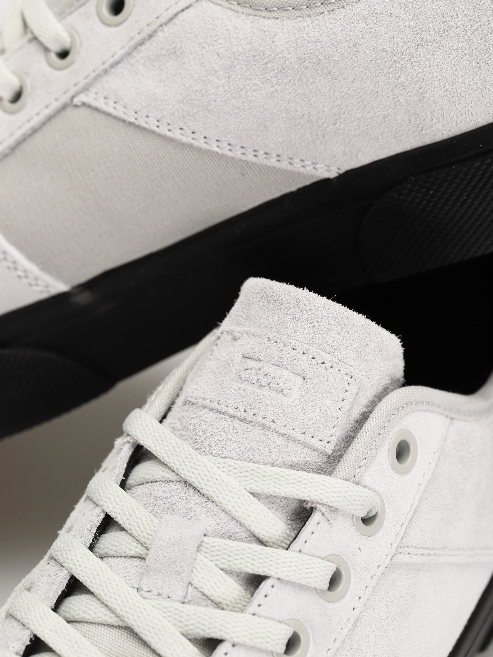 Globe Surplus Cipők (undyed/black)