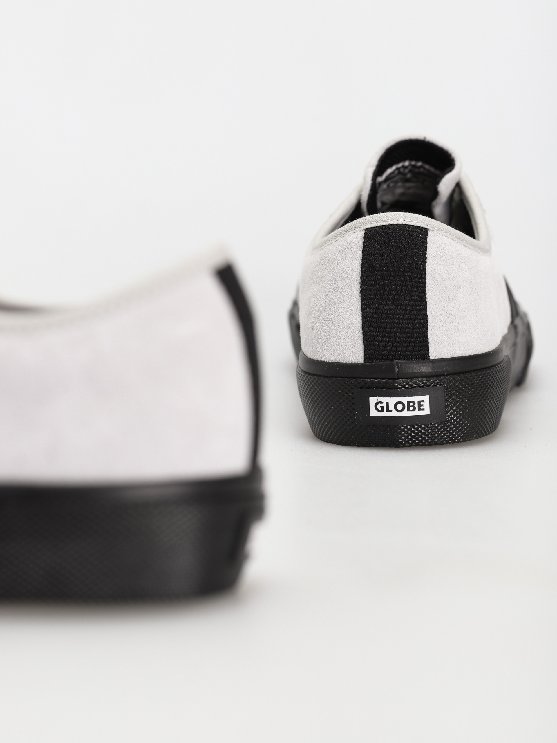 Globe Surplus Cipők (undyed/black)