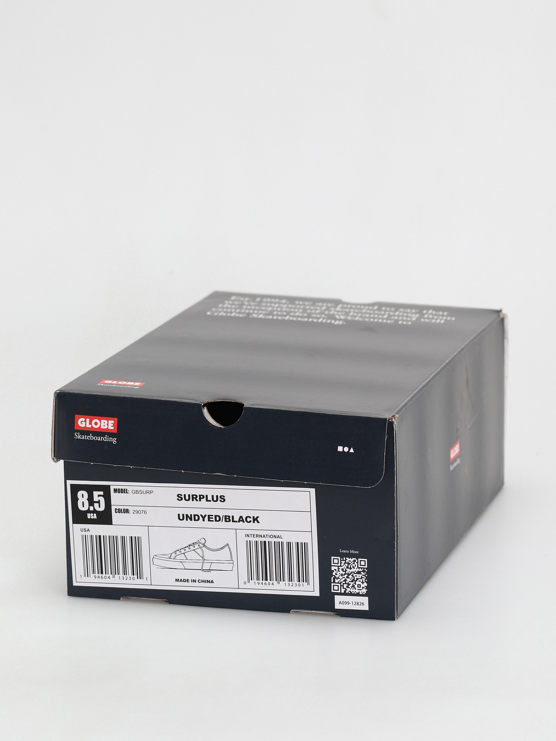 Globe Surplus Cipők (undyed/black)