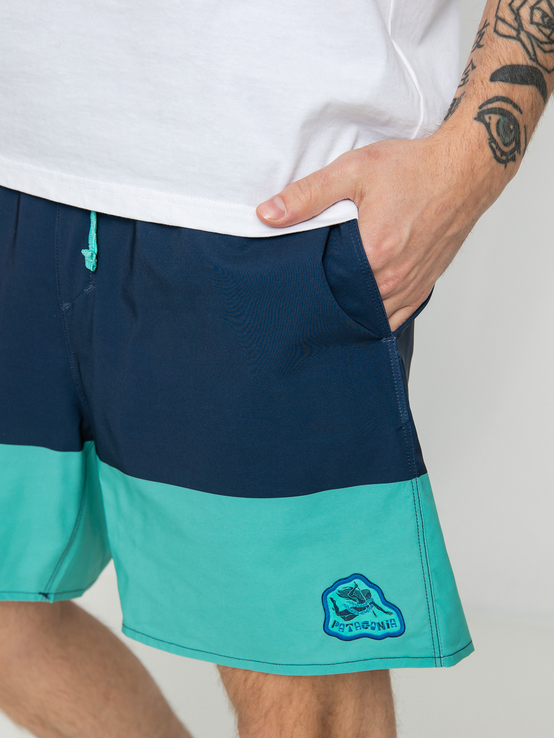 Patagonia Hydropeak Volley 16 in Boardshort (defend our oceans santa cruz block tidepool blue)