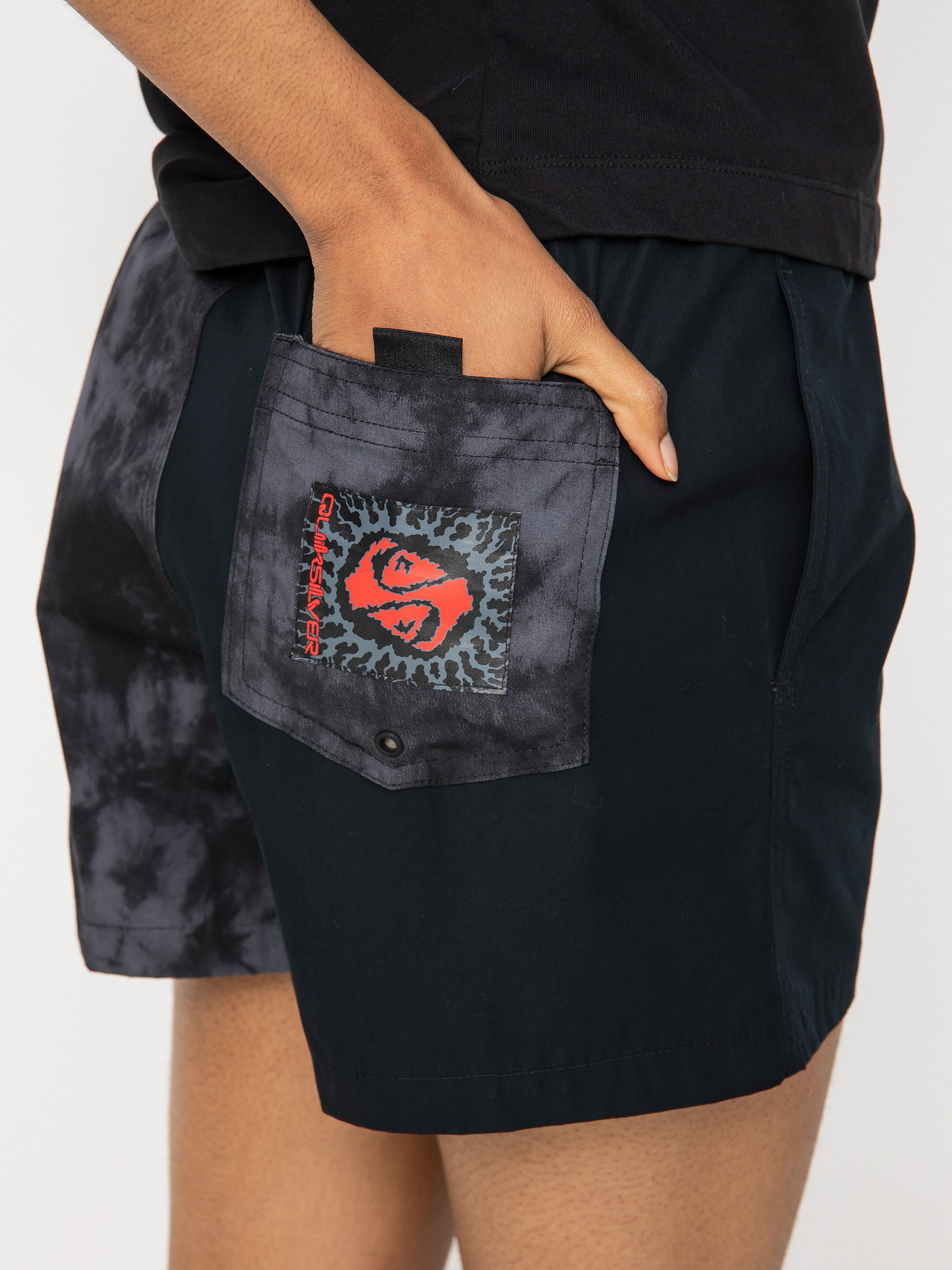 Quiksilver X Stranger Things Upside Down Volley Rövidnadrág Wmn (black)