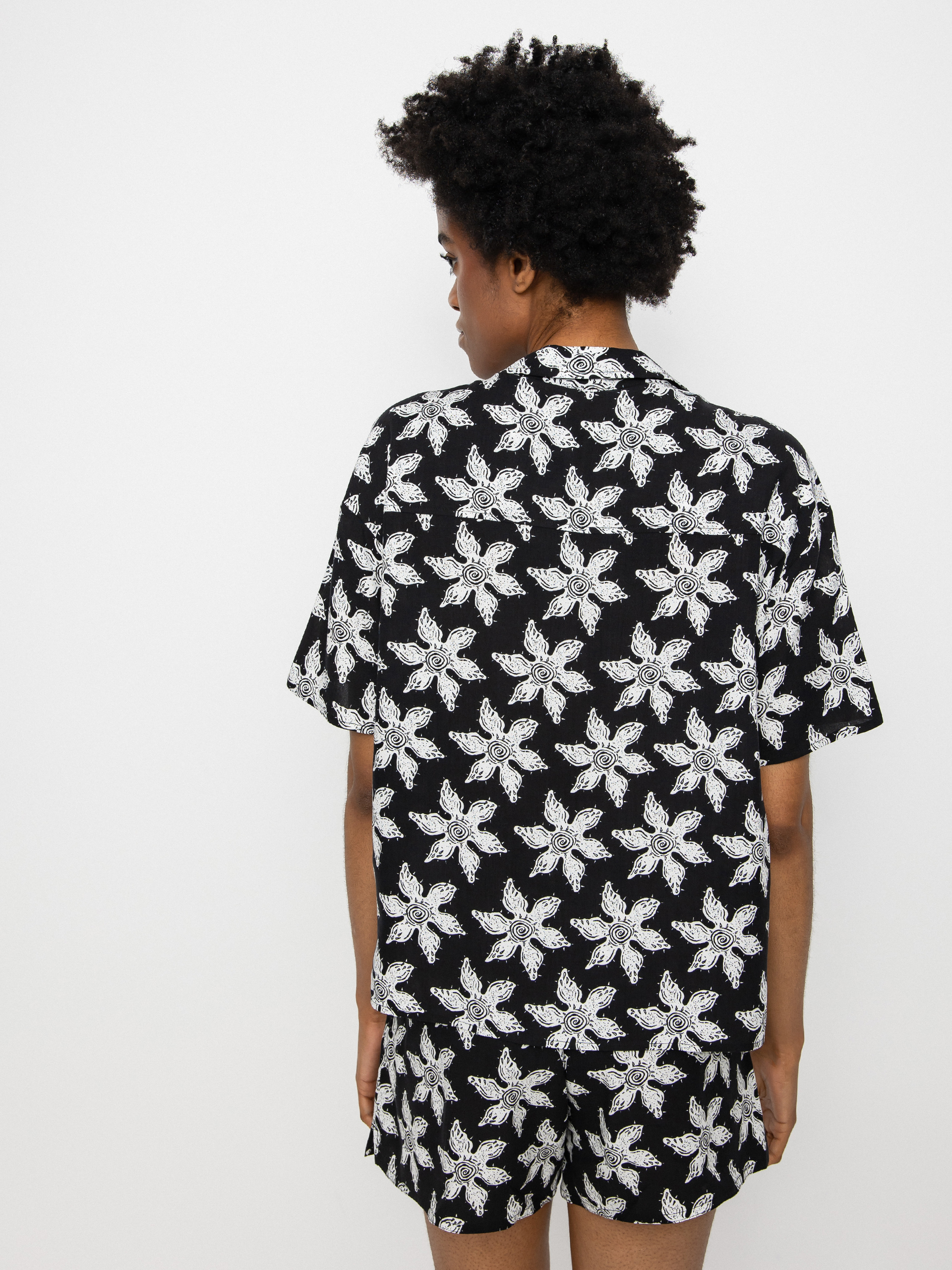 Quiksilver X Stranger Things Upside Down Ing Wmn (upsidown monster flower black)