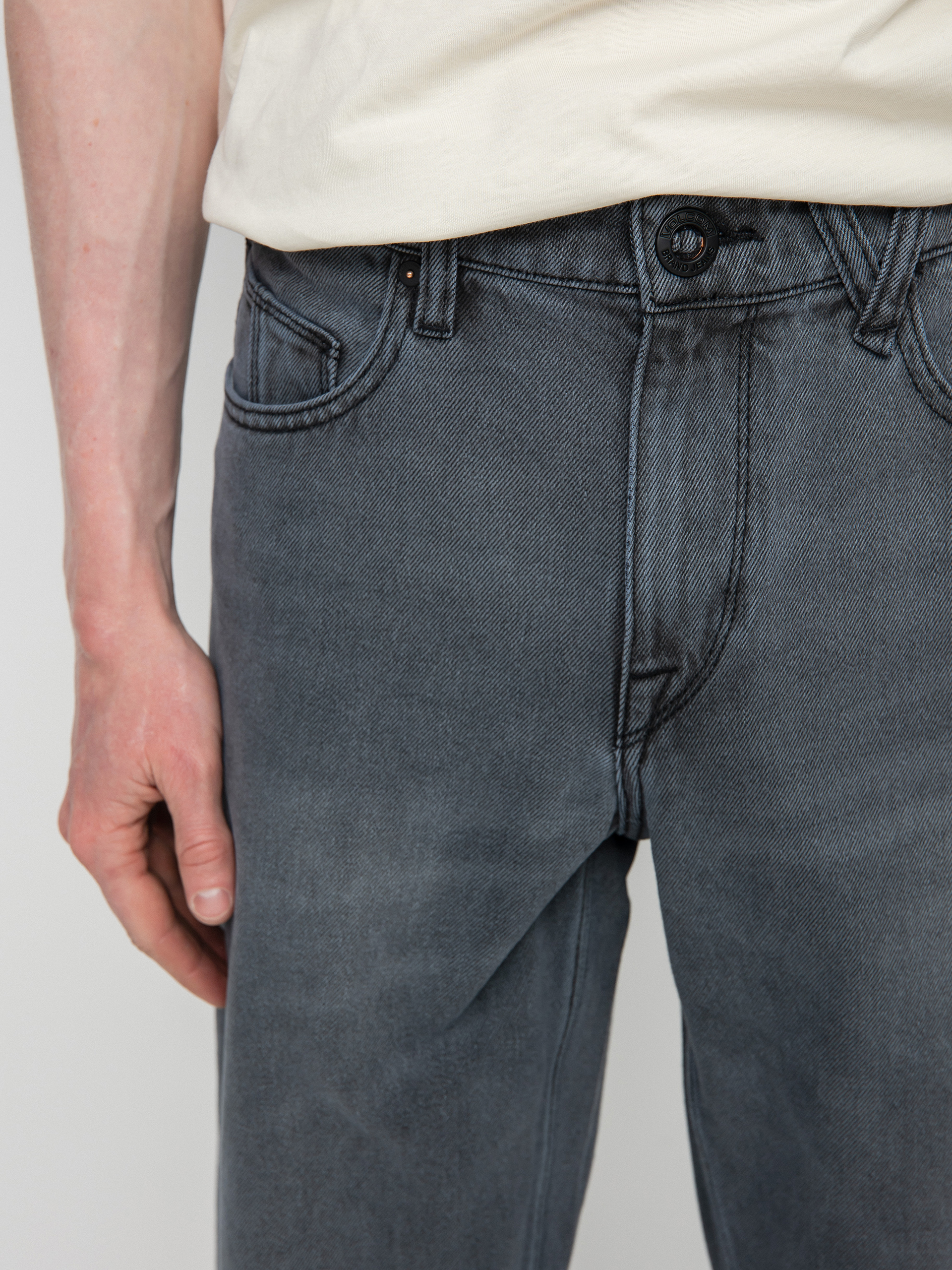 Volcom Modown Tapered Denim Kisnadrág (fade to black)