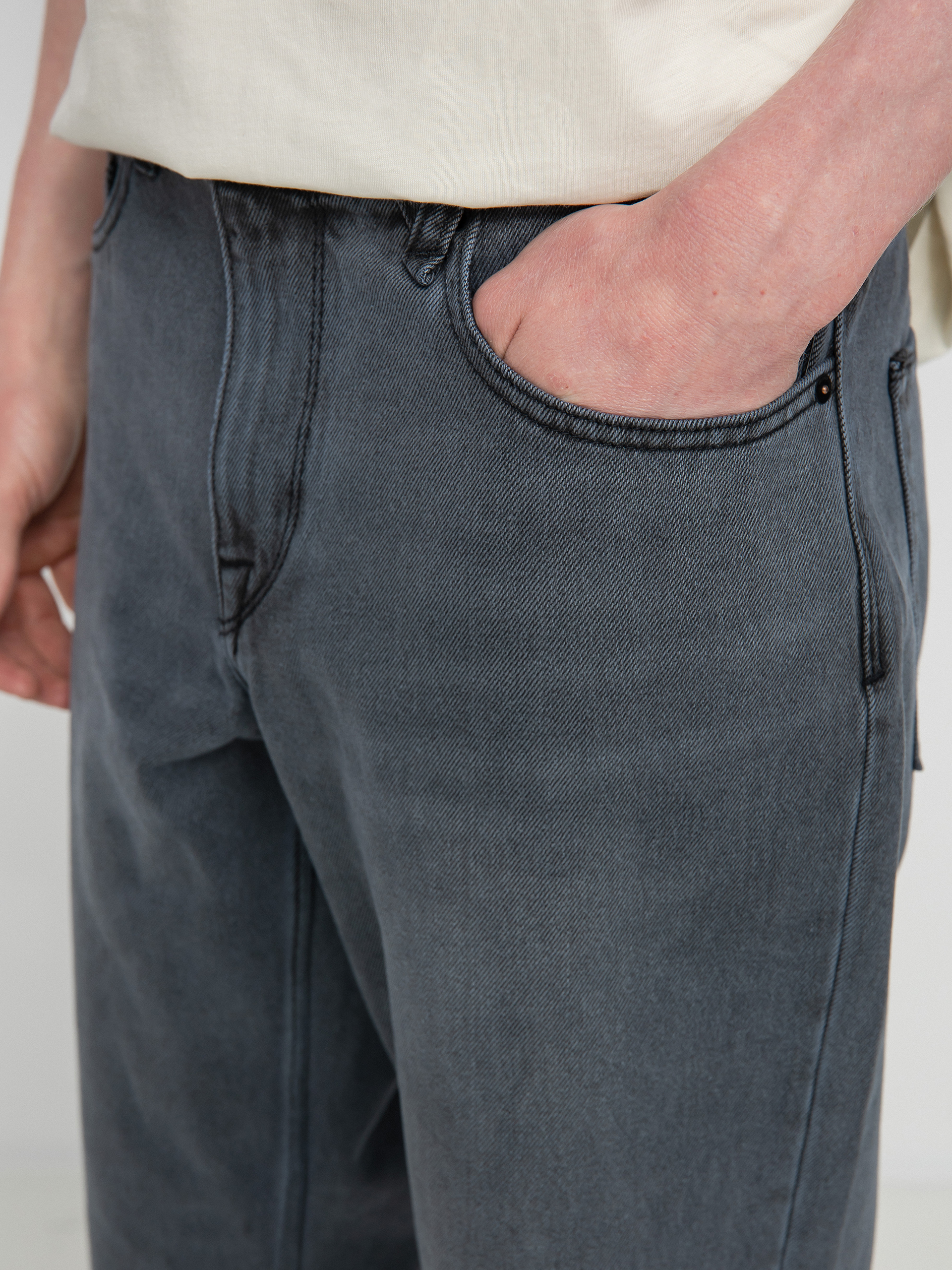 Volcom Modown Tapered Denim Kisnadrág (fade to black)