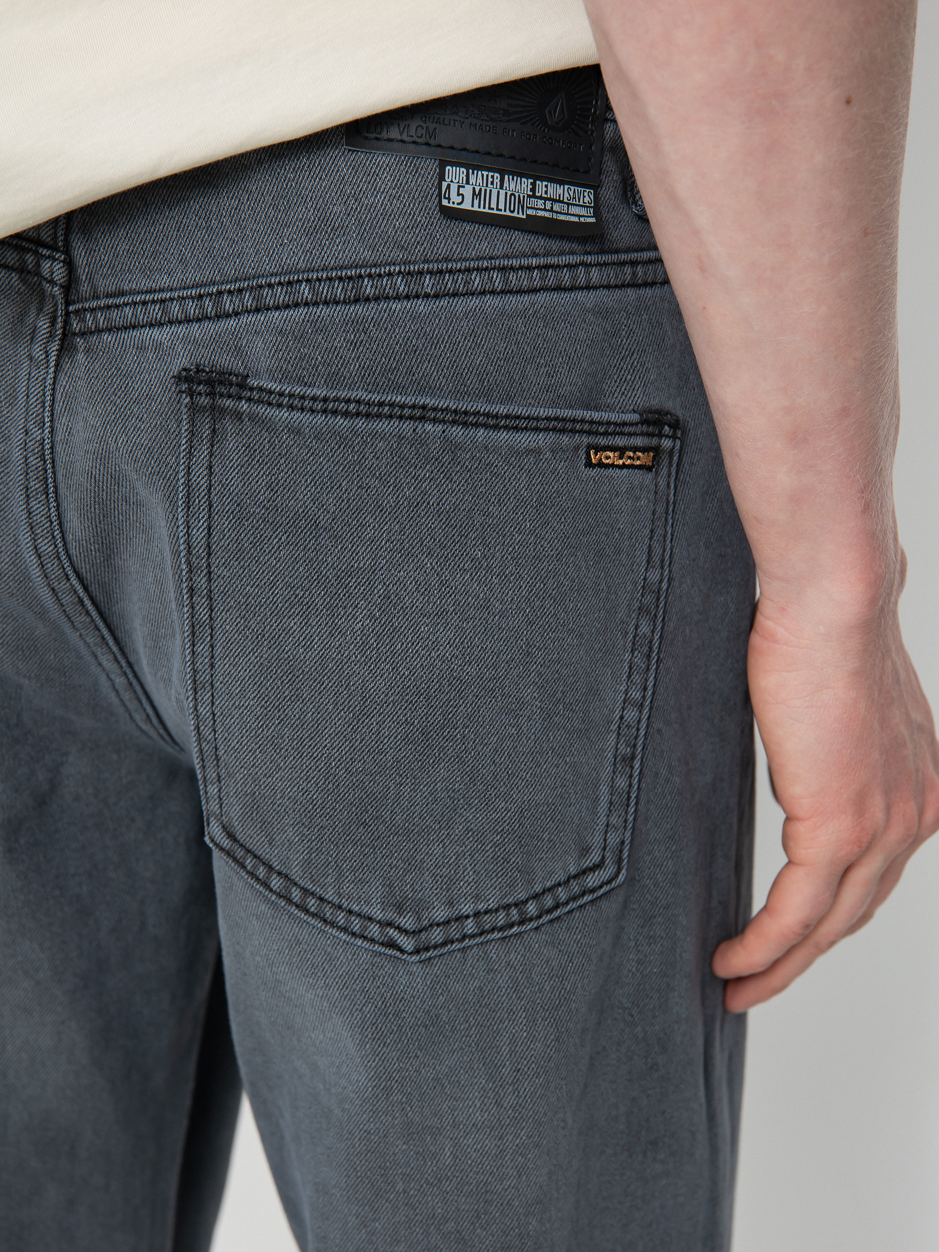 Volcom Modown Tapered Denim Kisnadrág (fade to black)