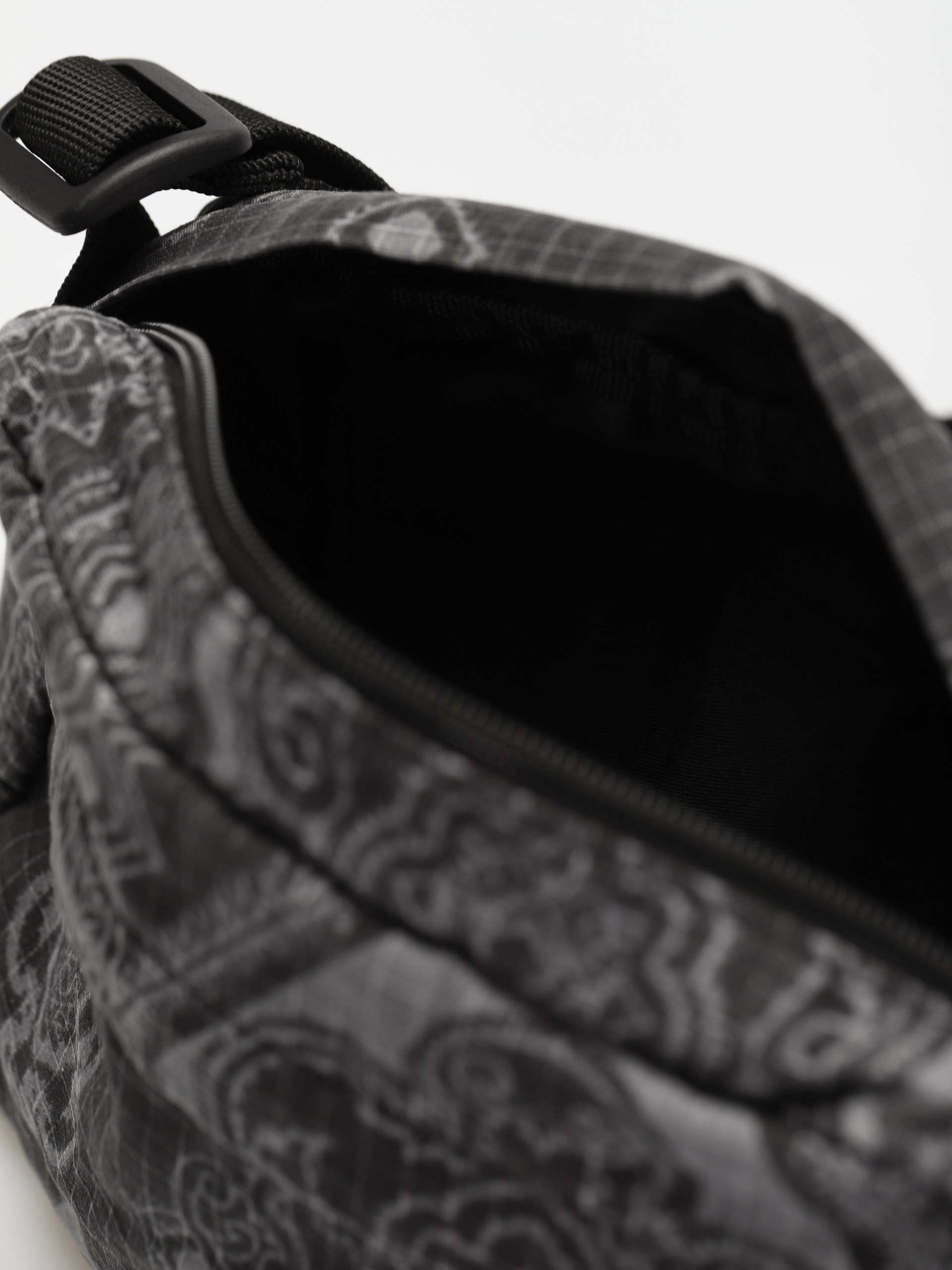 Carhartt WIP Verse Kézitáska (verse print/black)