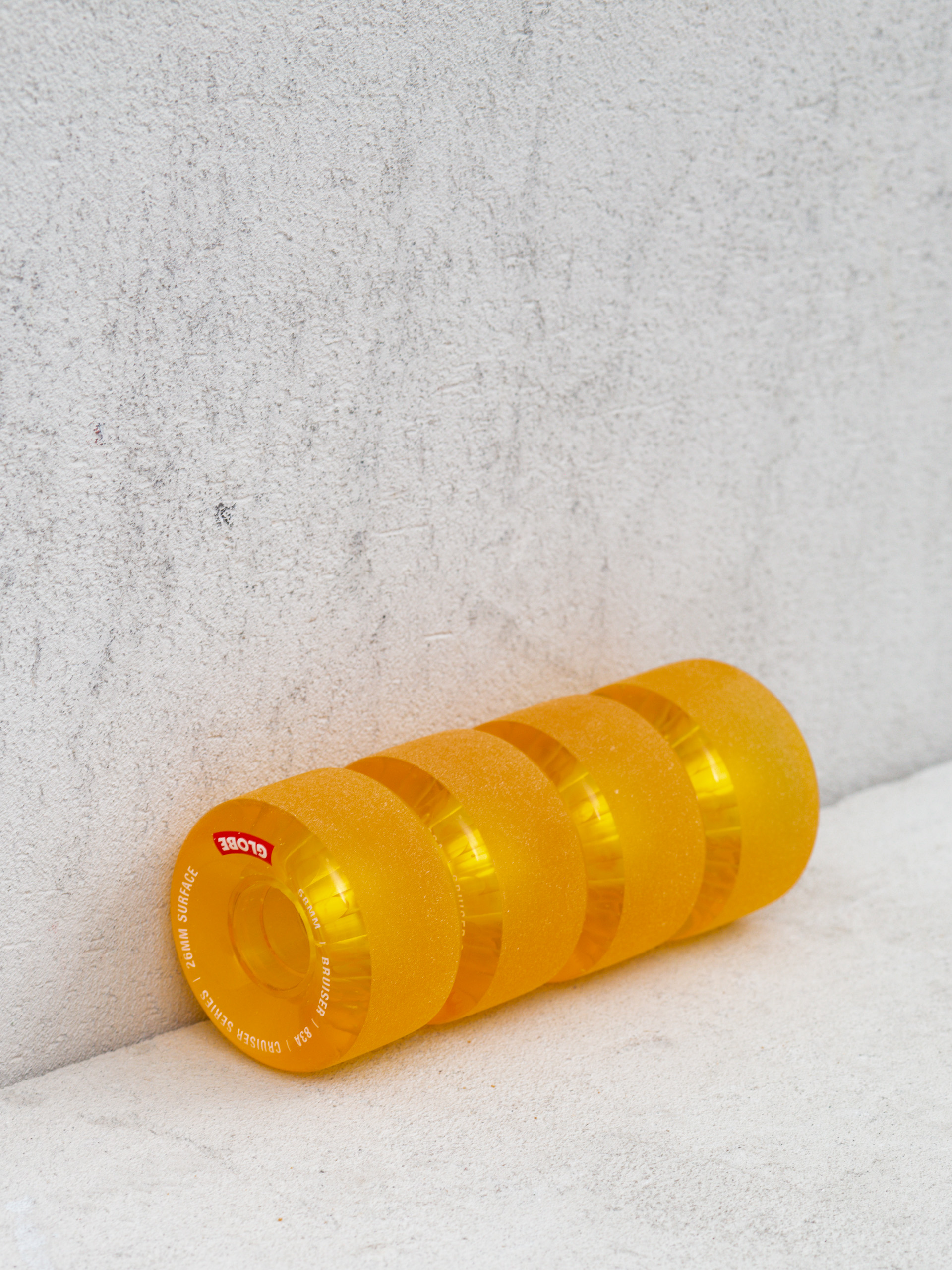 Globe Bruiser Gördeszka kerék (clear honey)