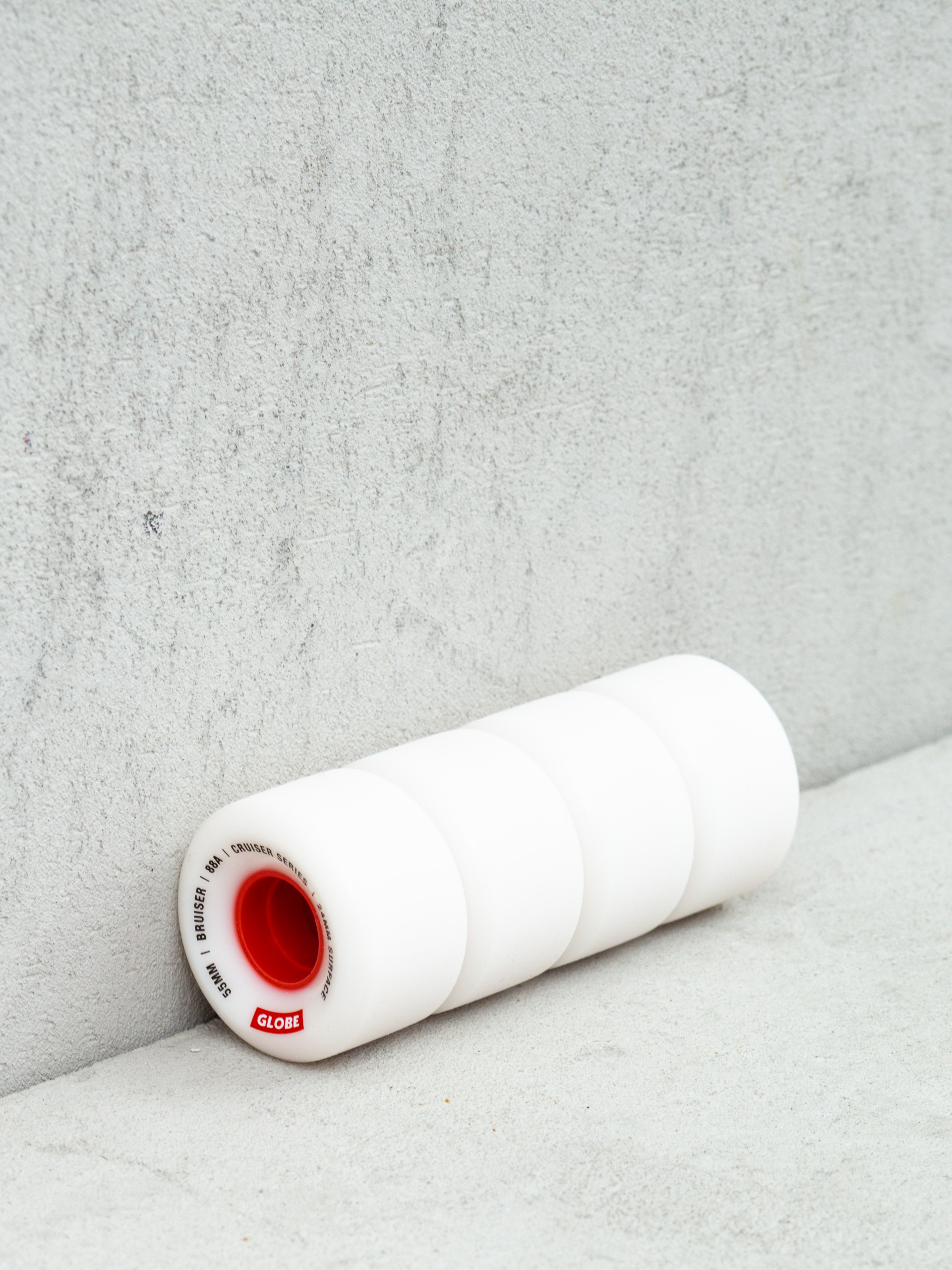 Globe Bruiser Gördeszka kerék (white/red)