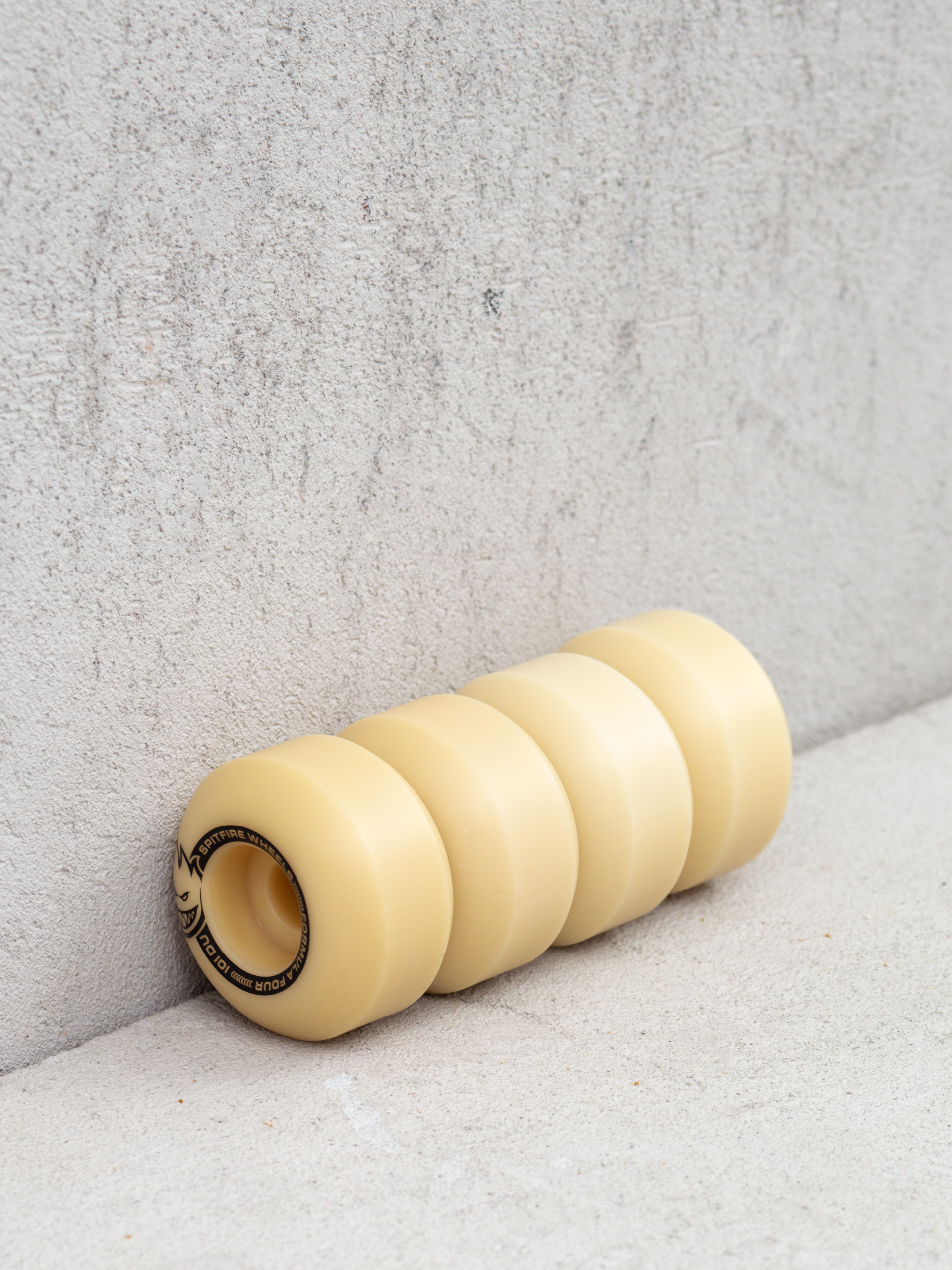 Spitfire F4 99D Classic Shape Gördeszka kerék (black/natural)