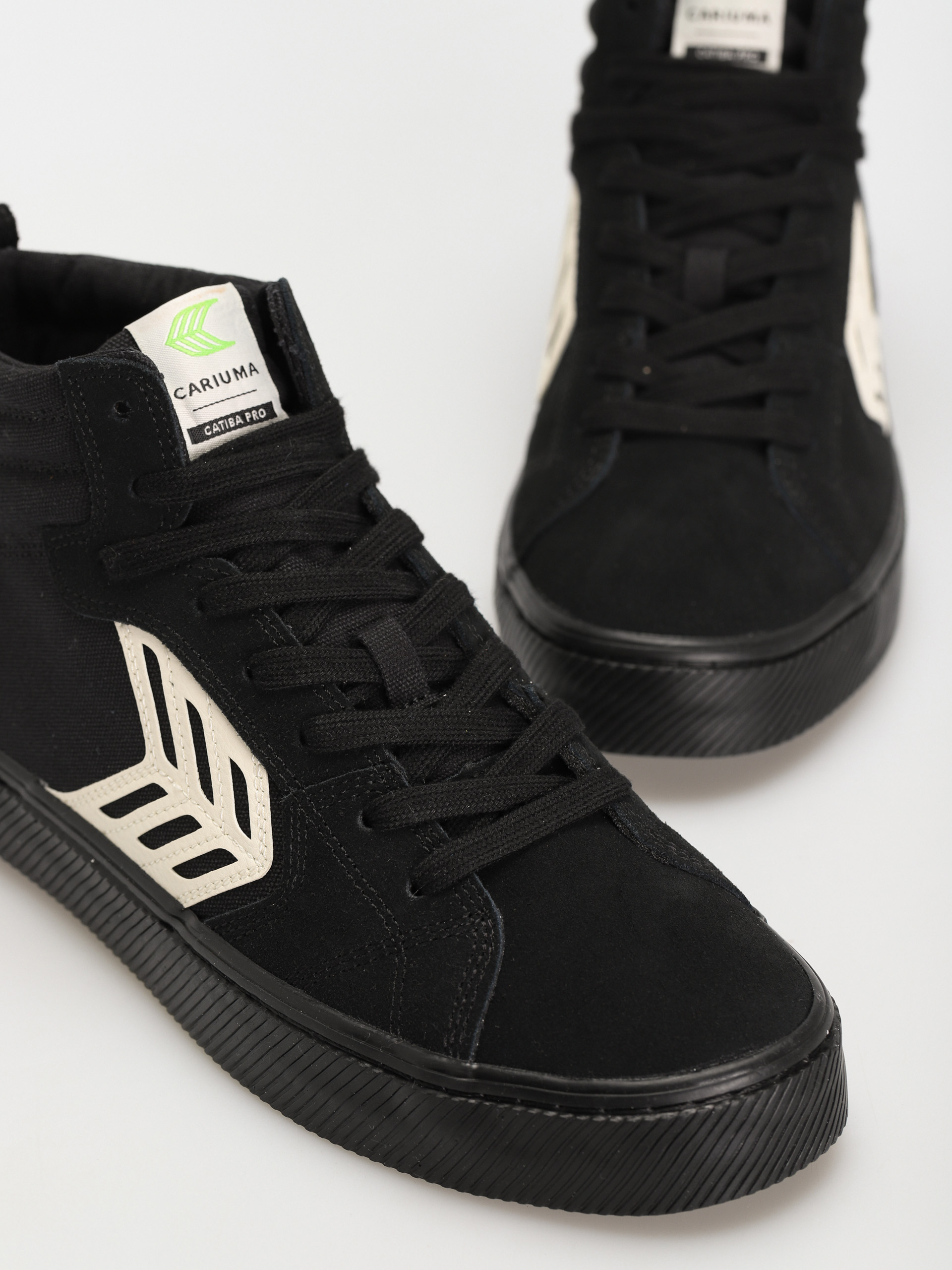 Cariuma Catiba High Pro Cipők (all black suede and canvas ivory logo)