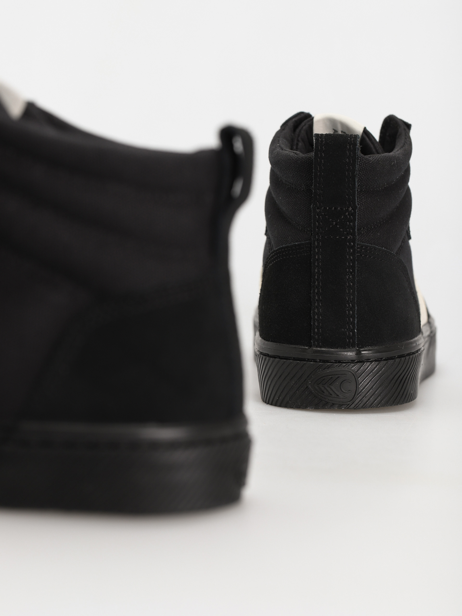 Cariuma Catiba High Pro Cipők (all black suede and canvas ivory logo)