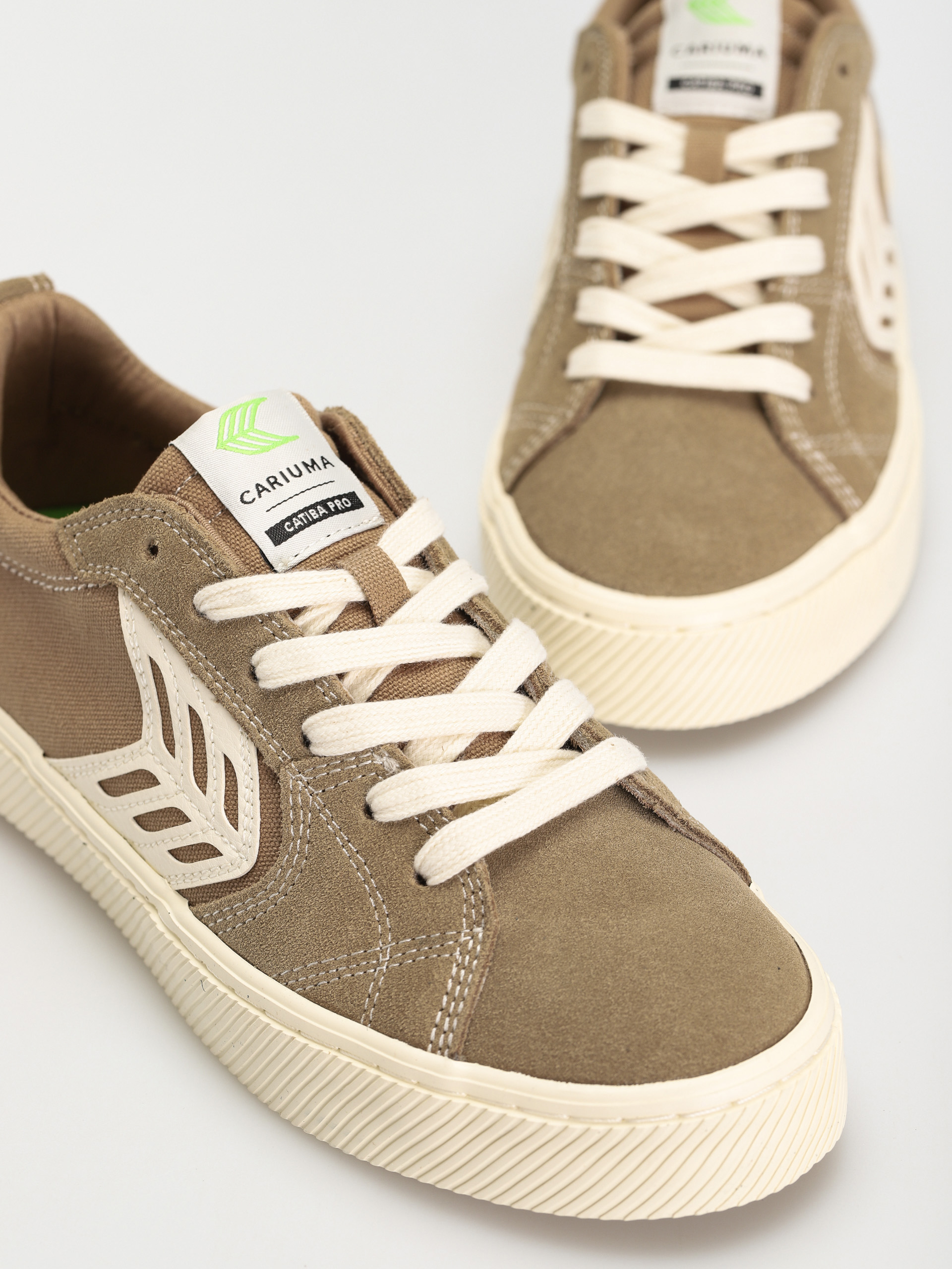 Cariuma Catiba Pro Cipők (burnt sand suede and canvas contrast thread ivory logo)