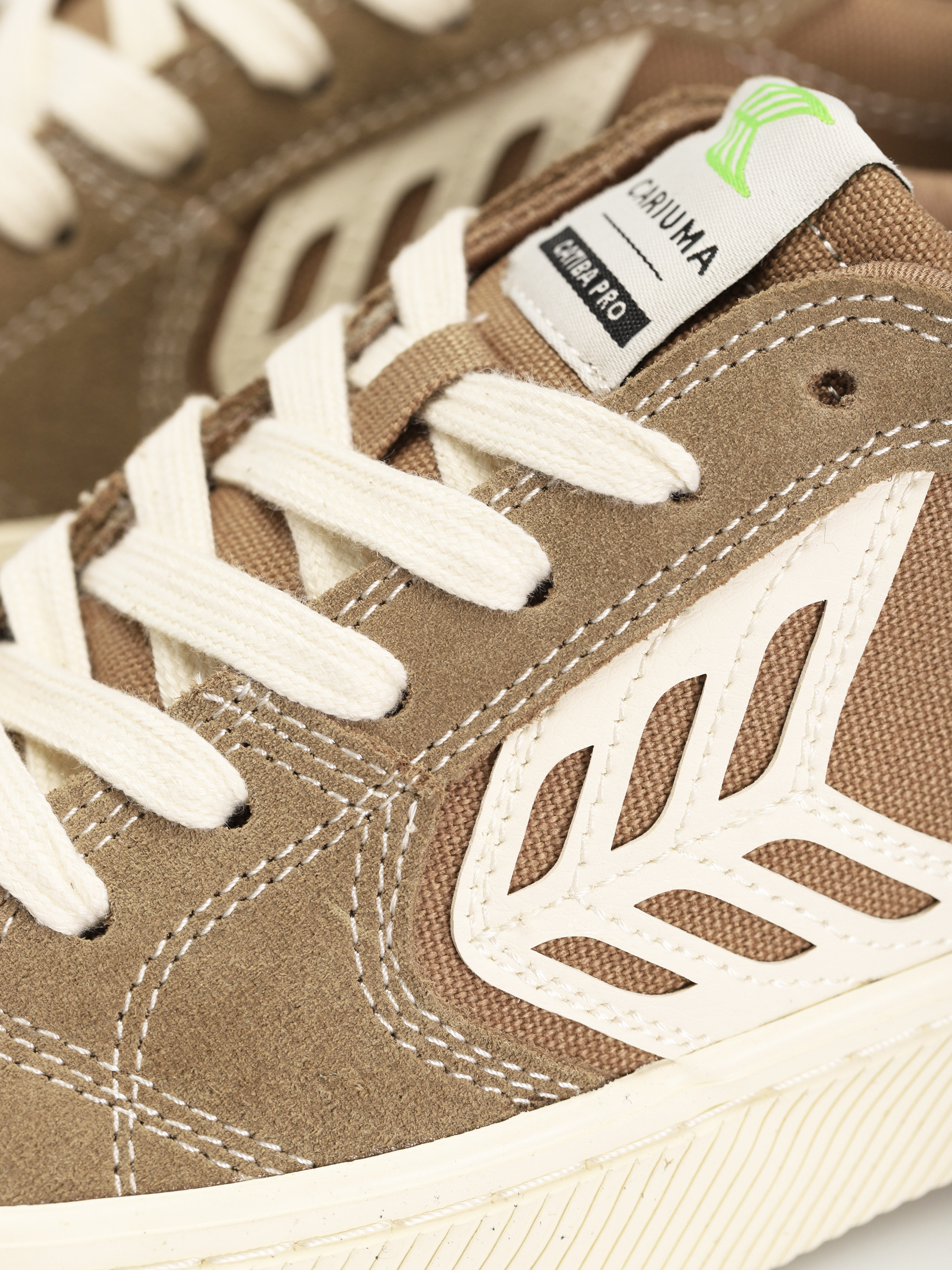 Cariuma Catiba Pro Cipők (burnt sand suede and canvas contrast thread ivory logo)