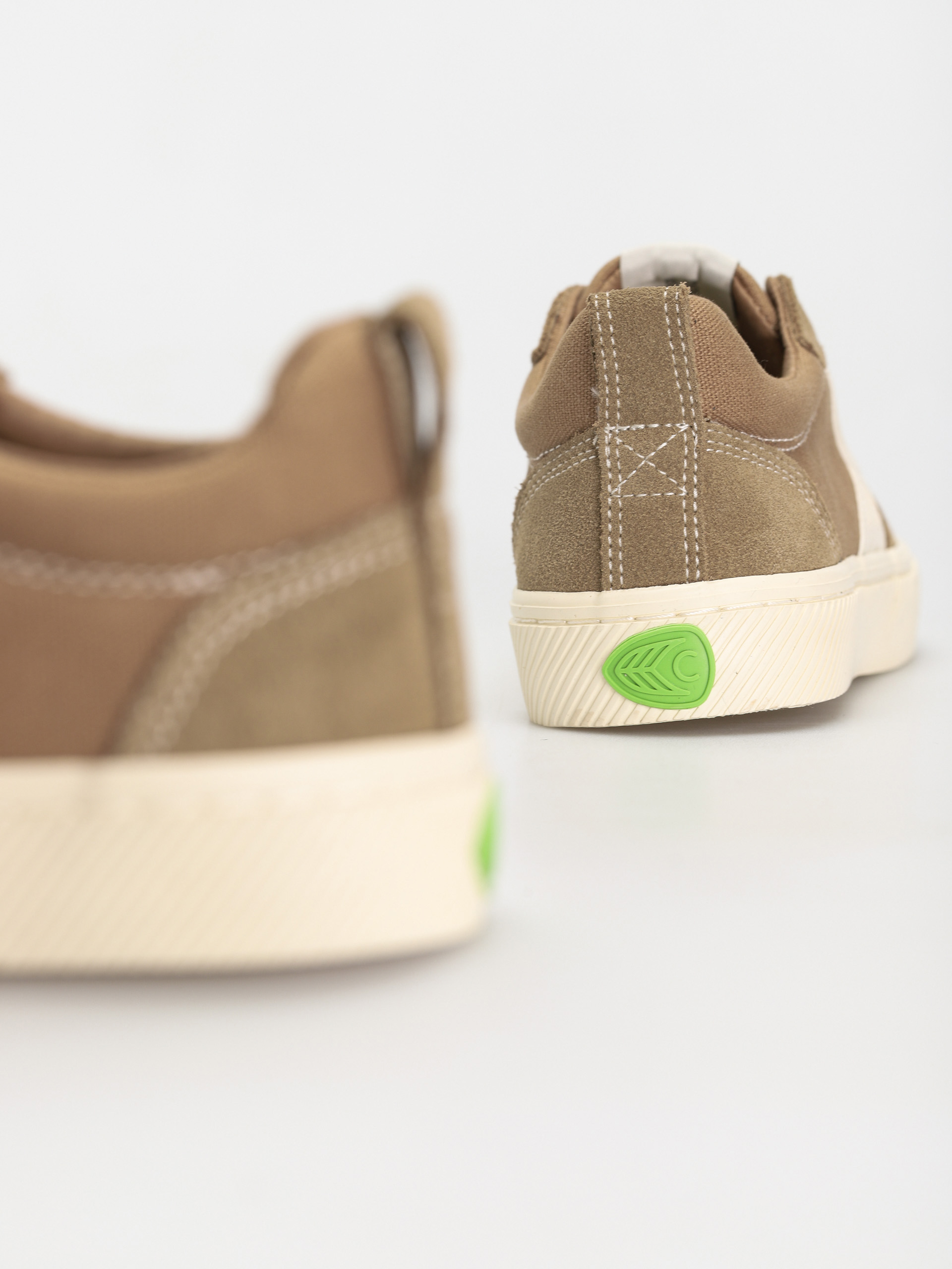 Cariuma Catiba Pro Cipők (burnt sand suede and canvas contrast thread ivory logo)